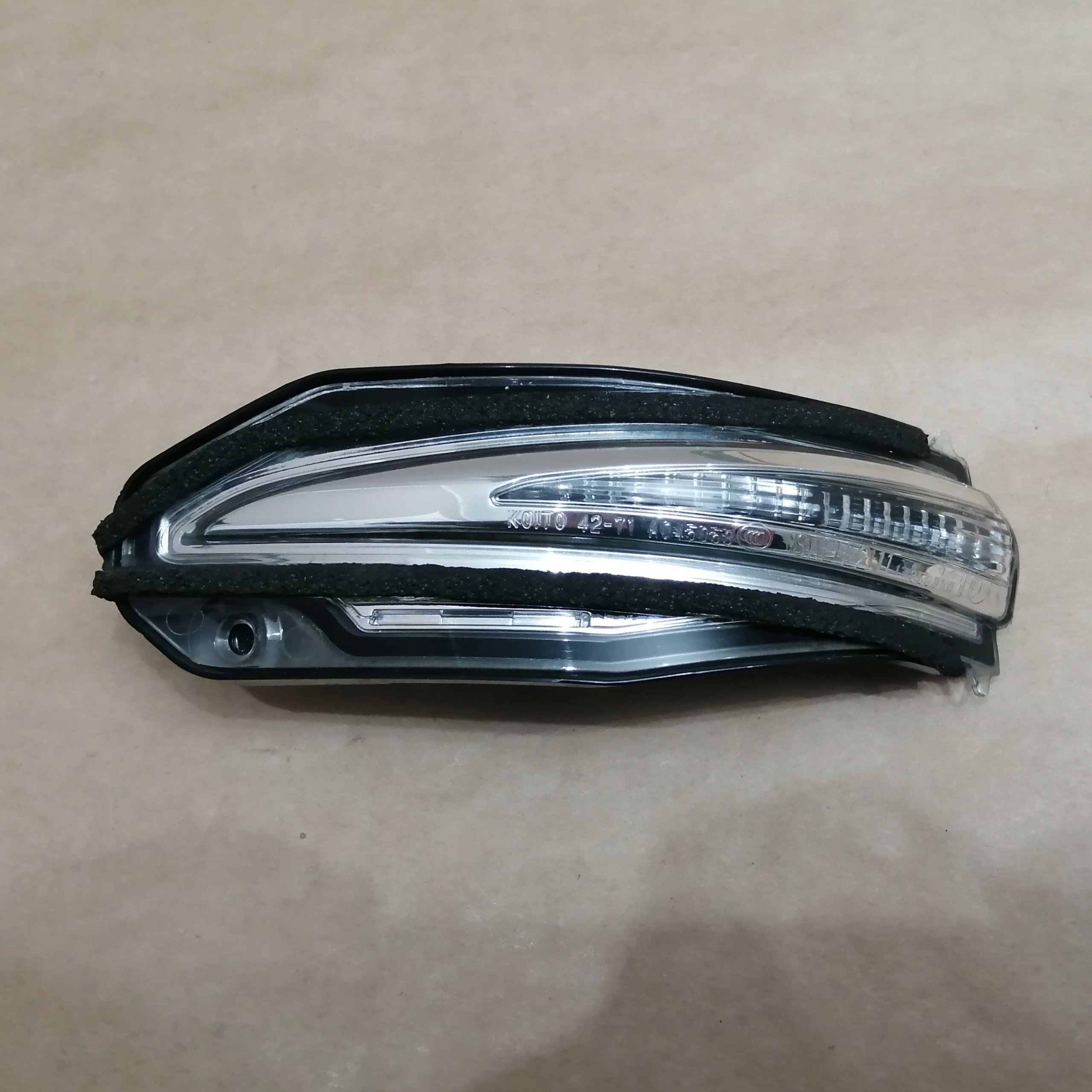 Указатель поворота зеркала левый Toyota RAV4 IV 13-19