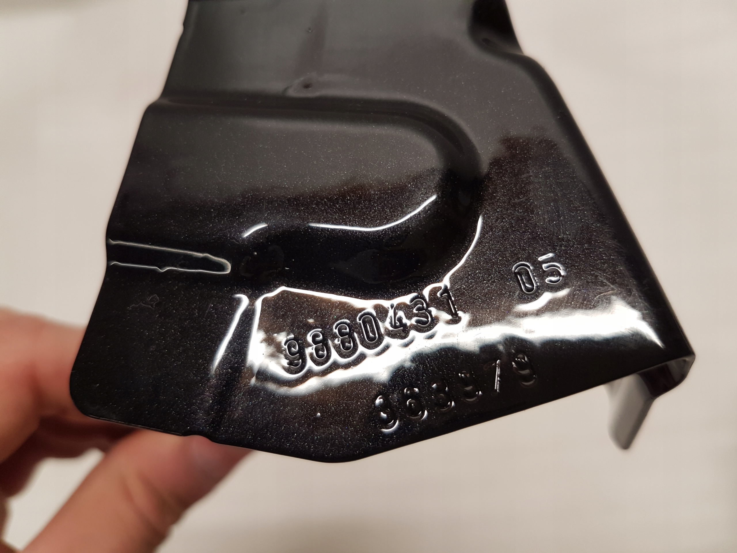 staffa parafango sinistro BMW G70 9880431