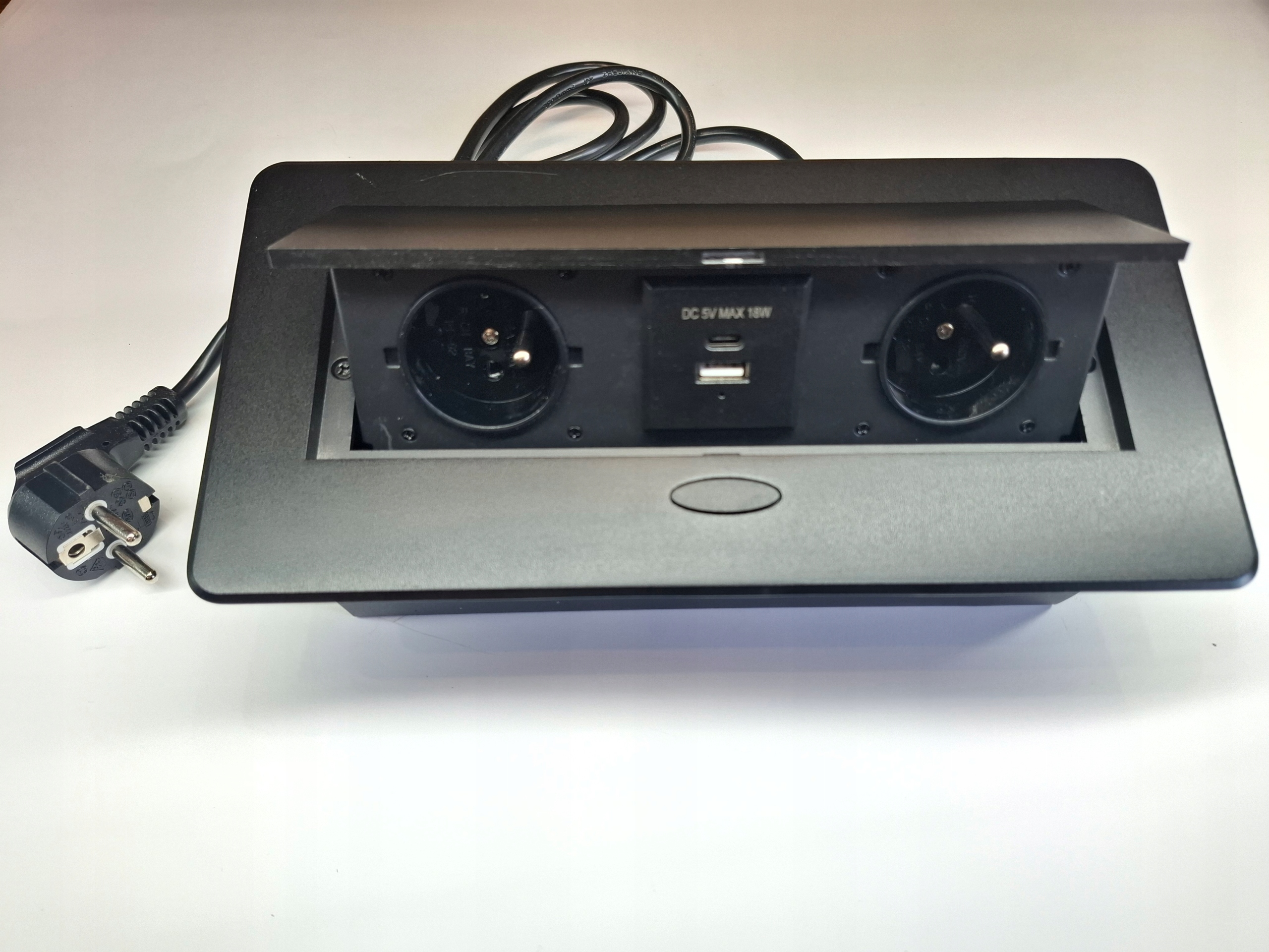 Zásuvkový nábytkový prodlužovací kabel 2x230V+2USB černý