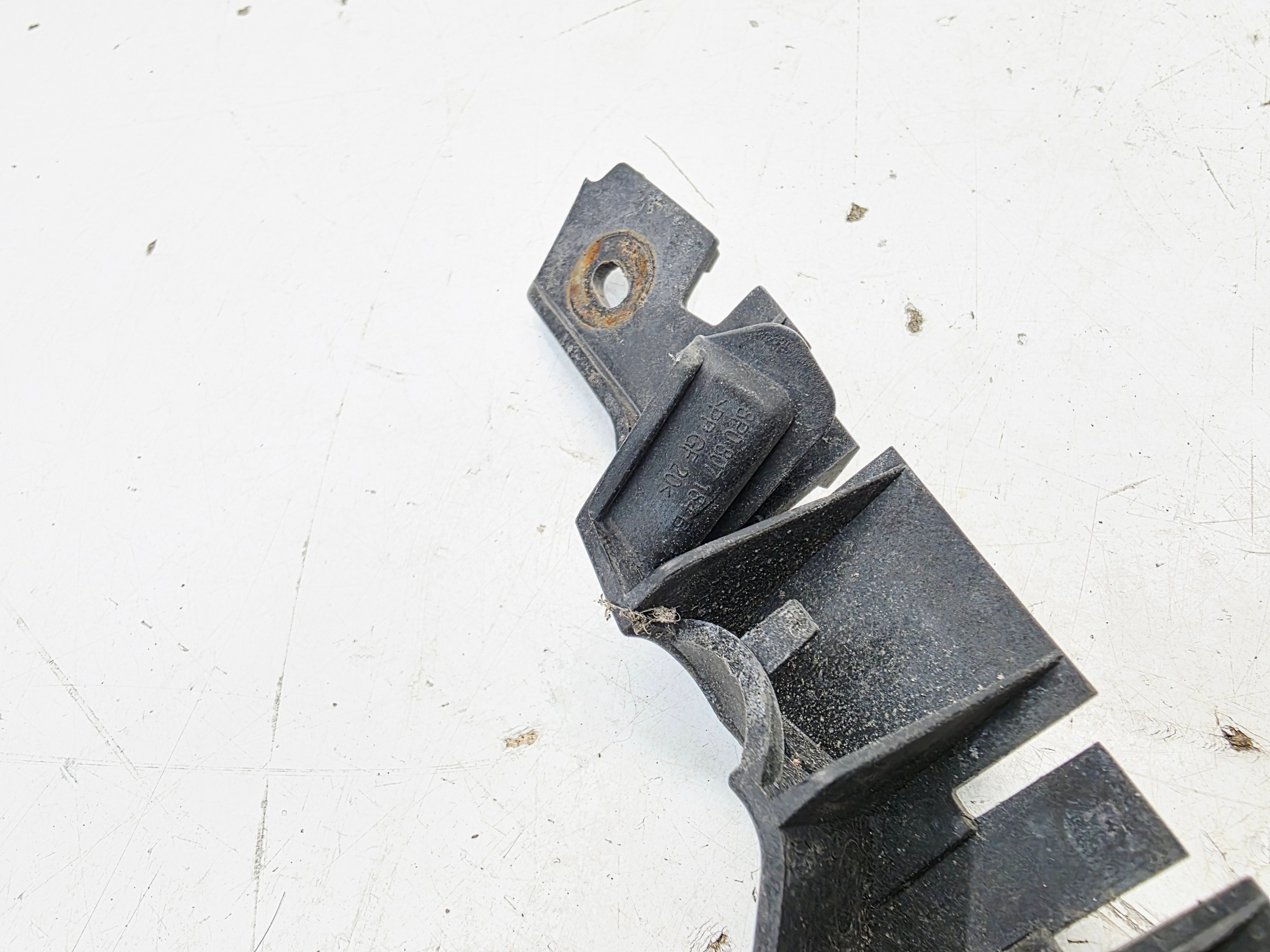 support holder of a bumper right front AUDI A3 8P LIFT 8P0807184B