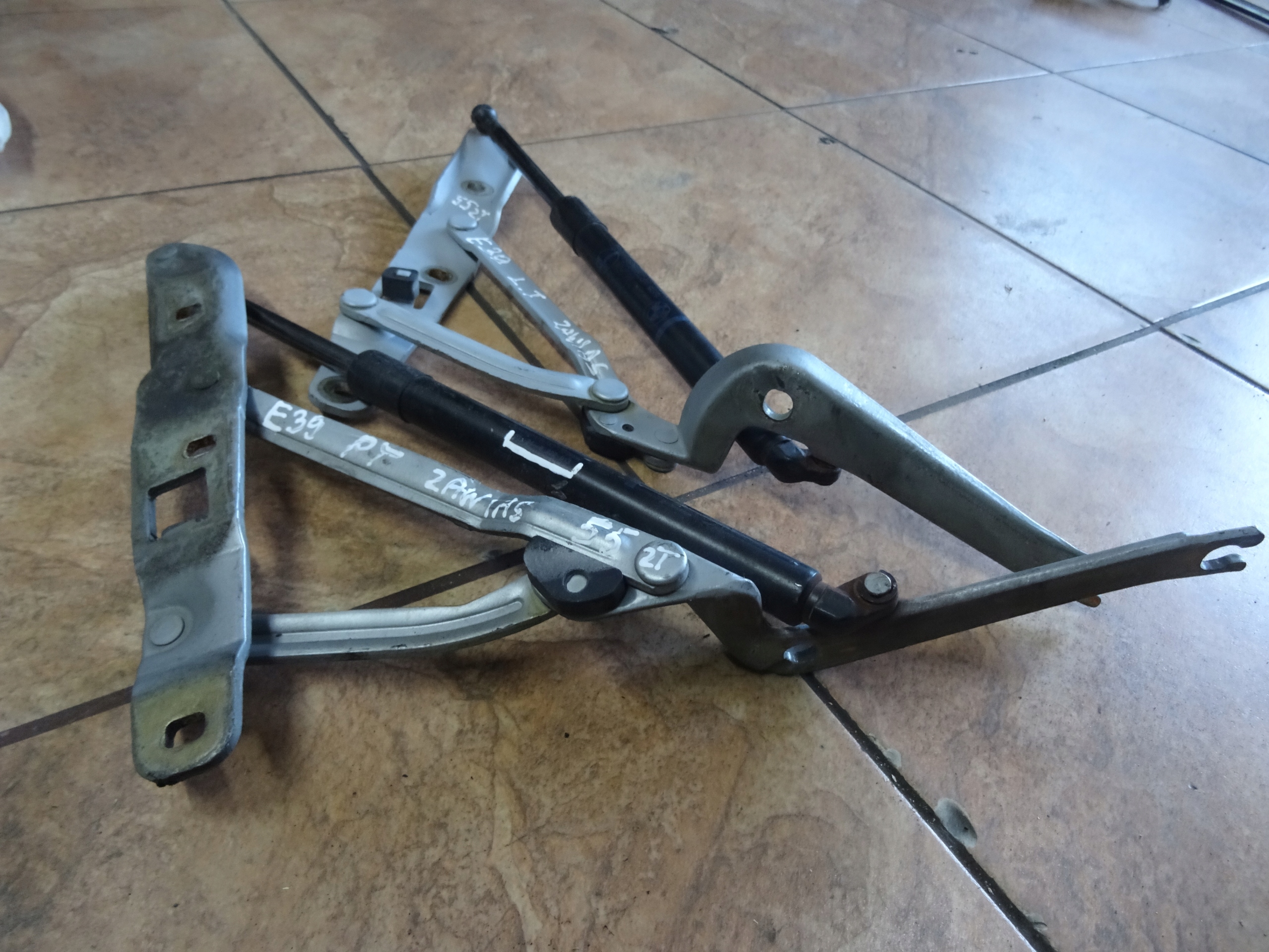 BMW E39 ZAWIAS TYŁ KLAPY 8222913 # Producent części OEM