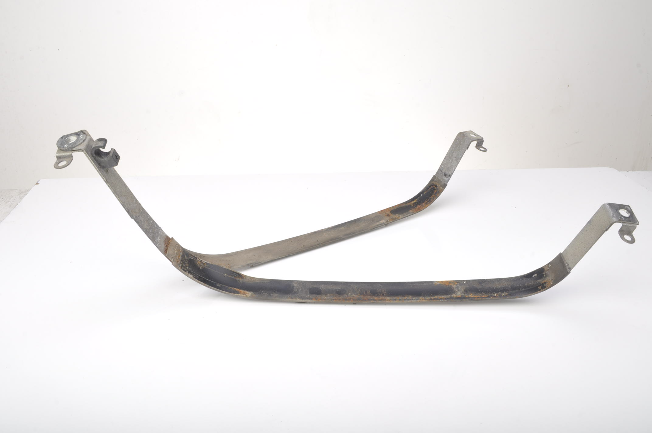 670005953 - GHIBLI III M157 крепление держатель топливного бака