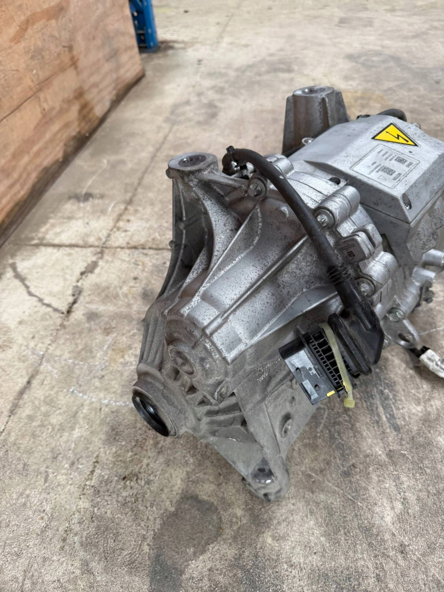 Volvo V60 II T8 2022 engine rear mechanism 32339095 electrical