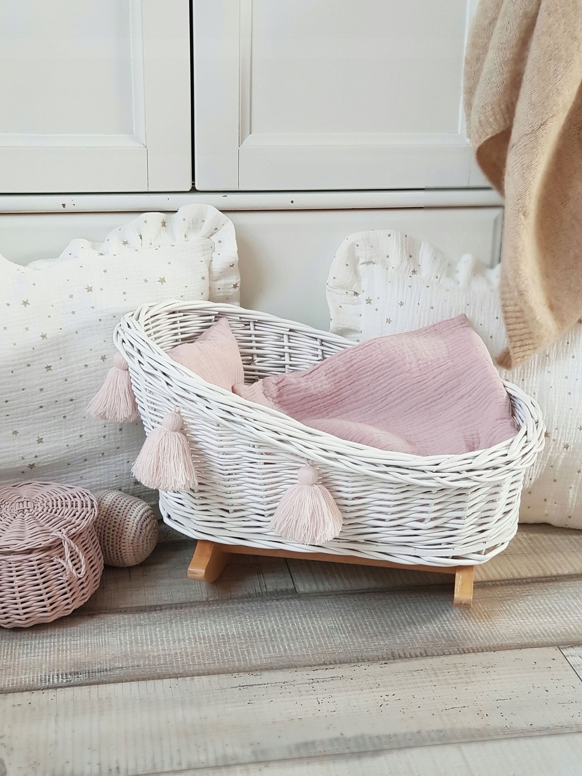 KOŁYSKA WIKLINOWA ŁÓŻECZKO DLA LALEK BIAŁY POŚCIEL Marka inna