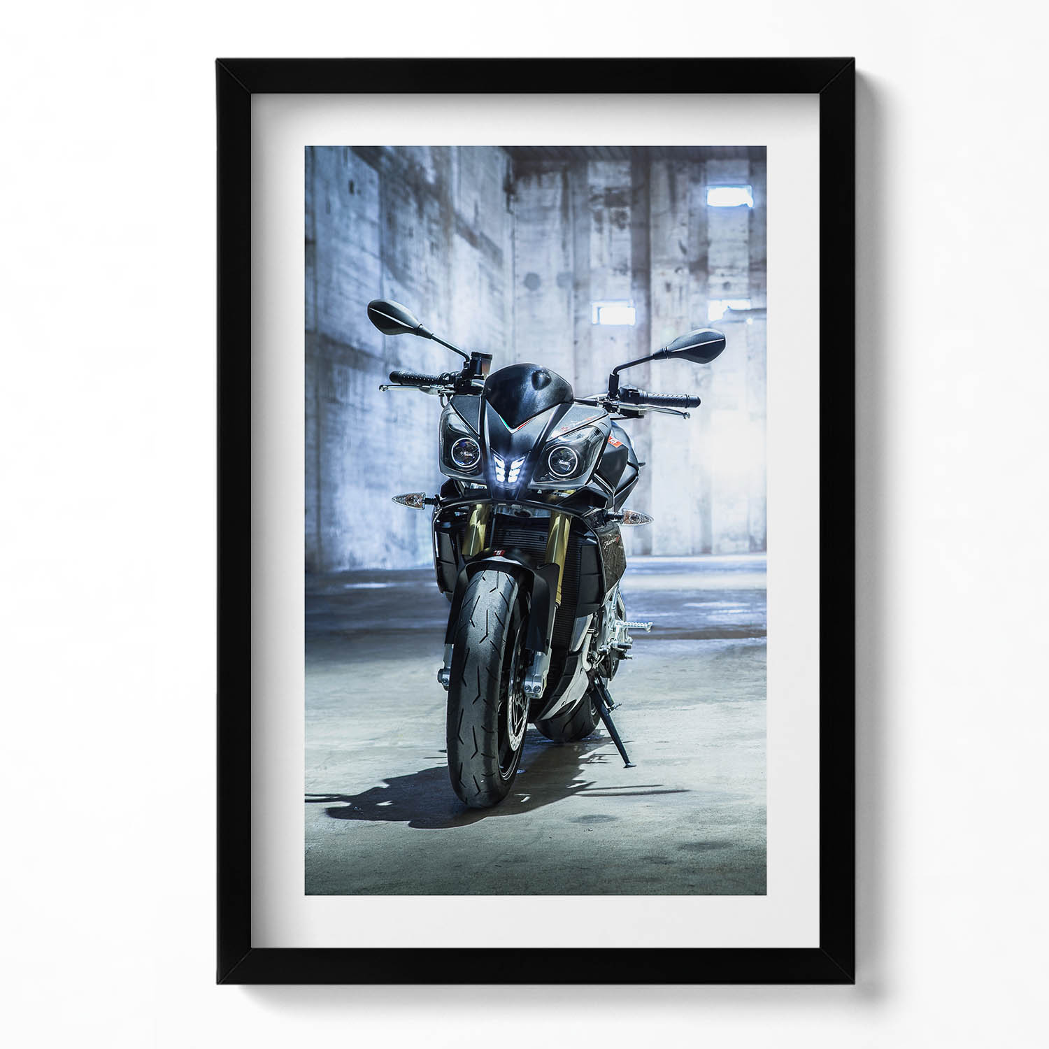Dekorativní nástěnný obraz v rámu Motocykl v betonové uličce města 40x60 cm