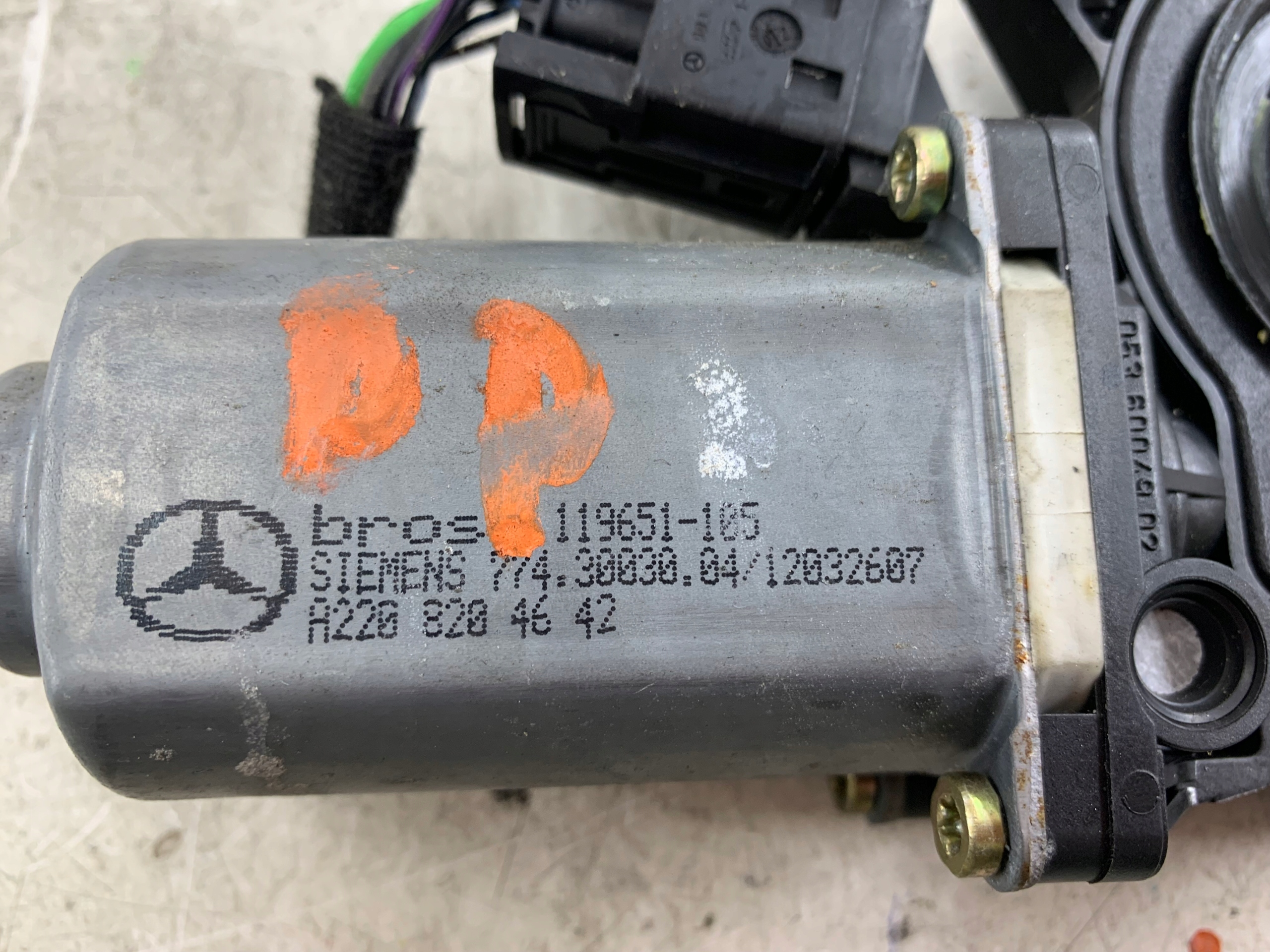 MERCEDES W203 mini motor windows right front A2208204642