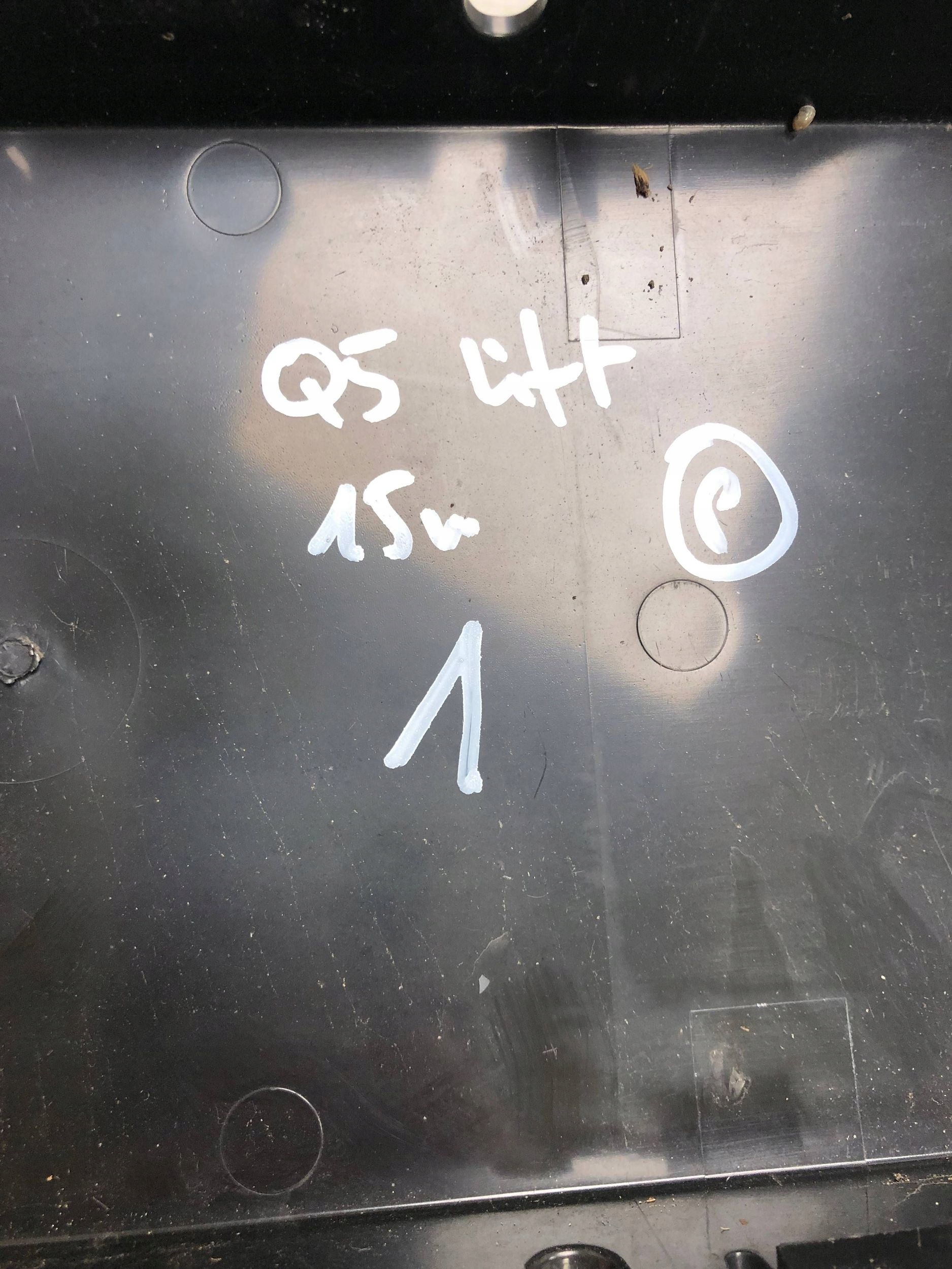 pad below REJESTRACJE front AUDI Q5 8R0807287B