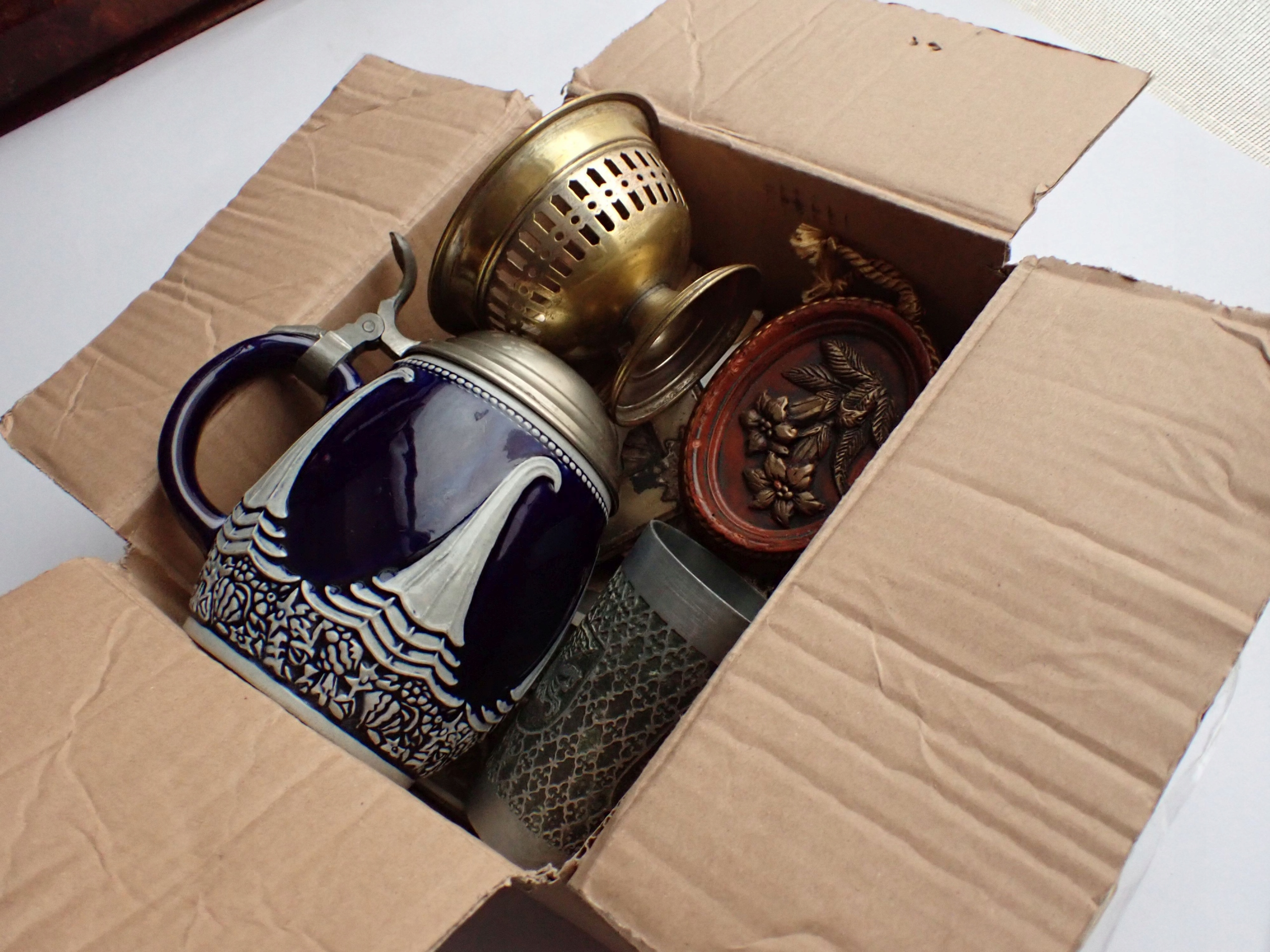 Набор старинных вещей, безделушек, безделушек и т. д.