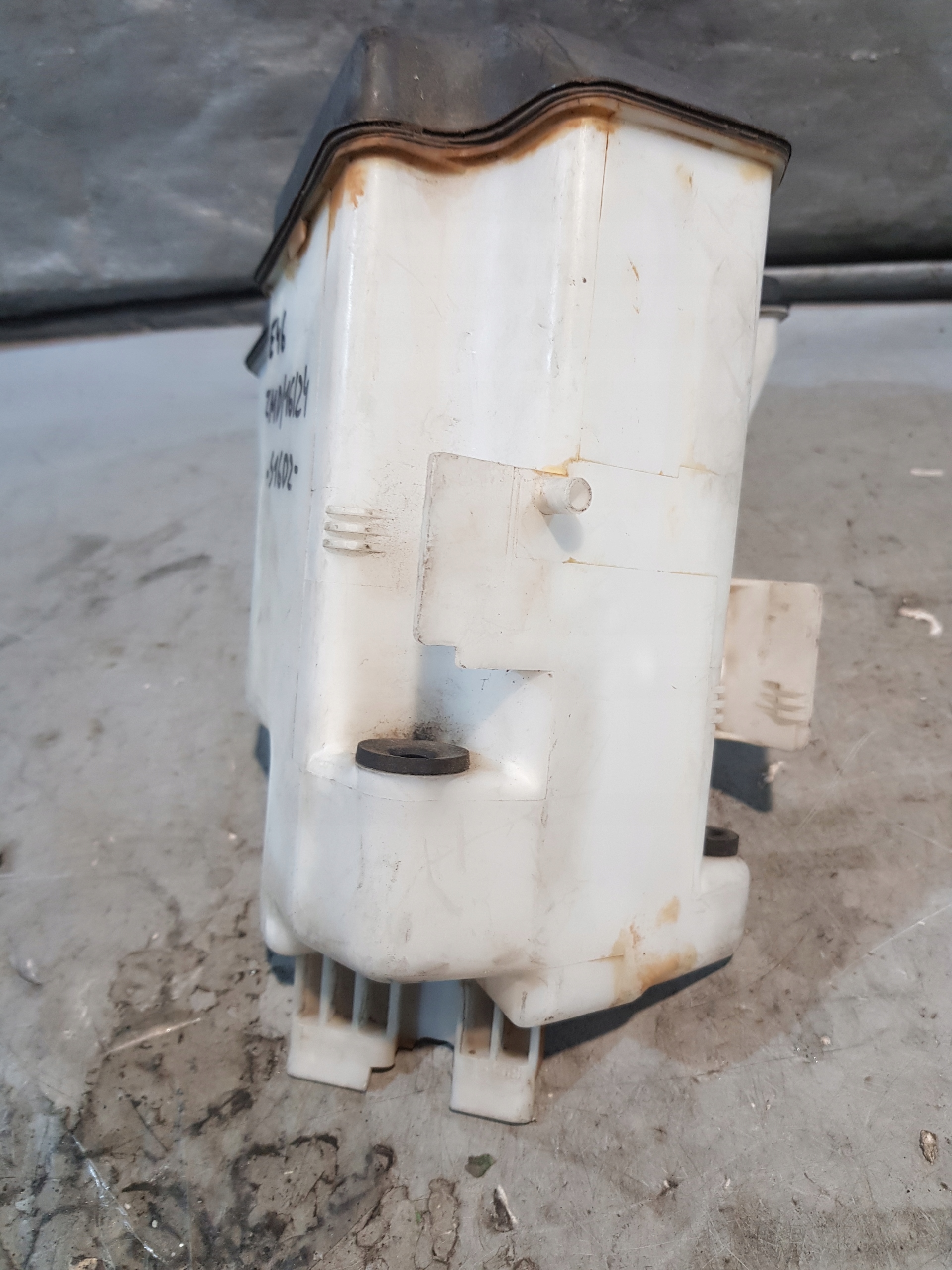BMW E46 OE 7008057 washer fluid tank