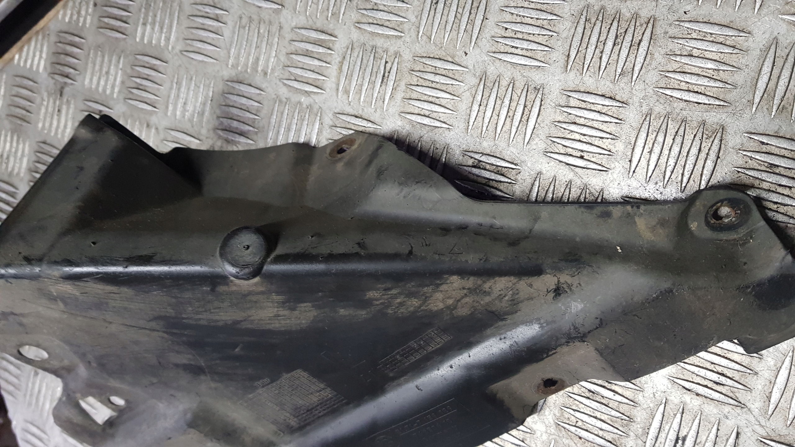 BMW E90 cover chassis left front