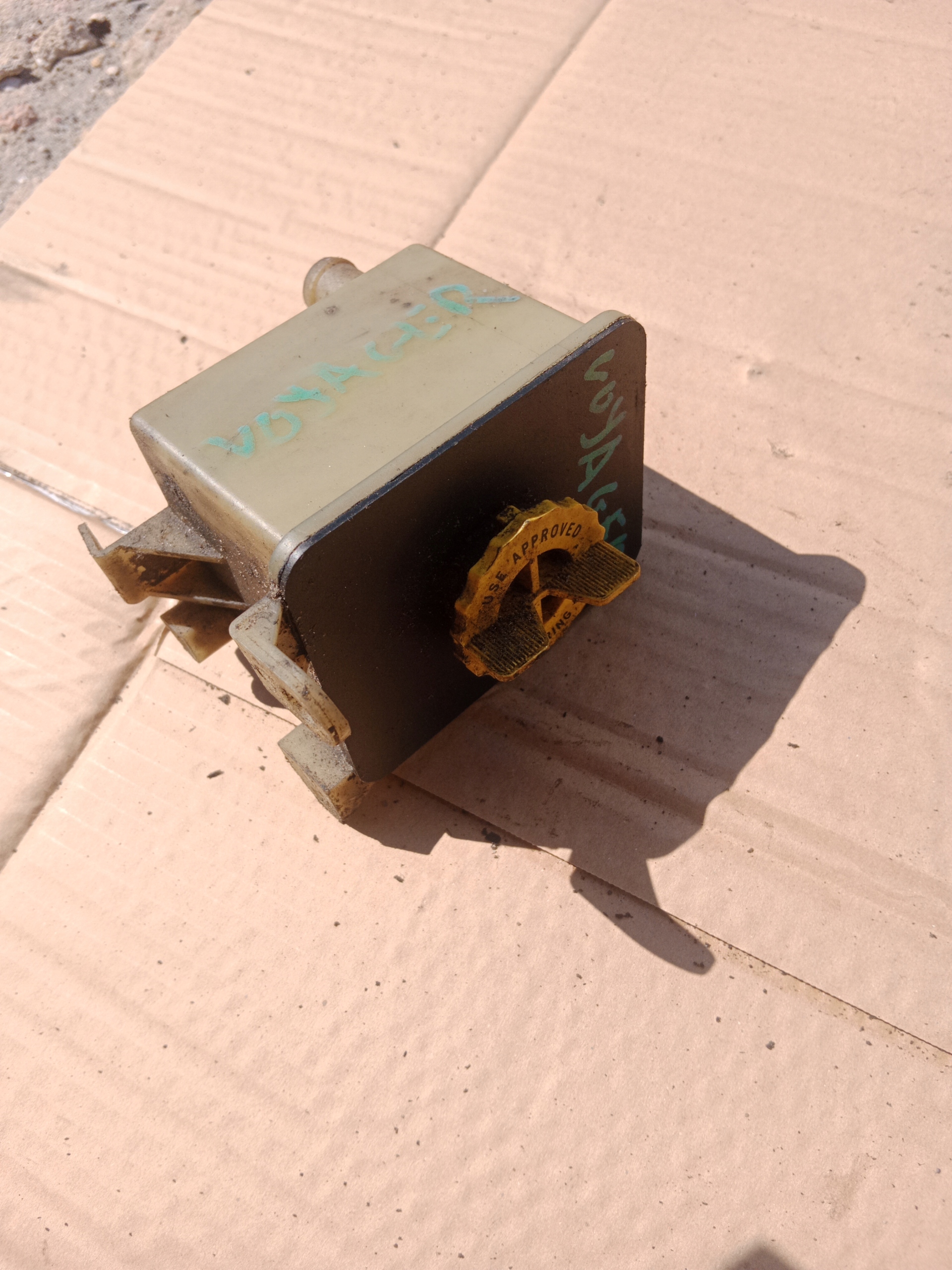 4684140 - БАЧОК ГИДРОУСИЛИТЕЛЯ CHRYSLER VOYAGER III