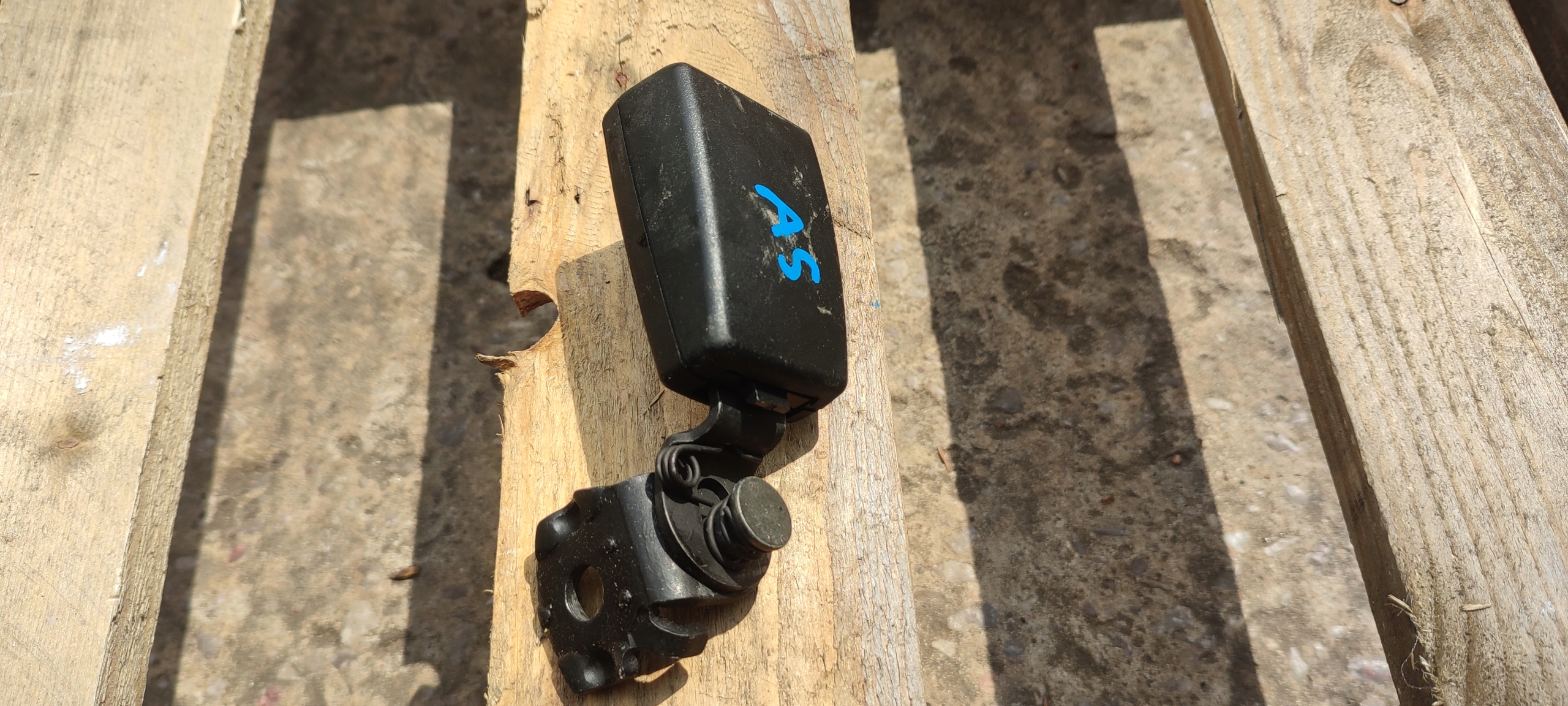 Klamra Arrière Droit Siège AUDI A5 8T 8T0857739H