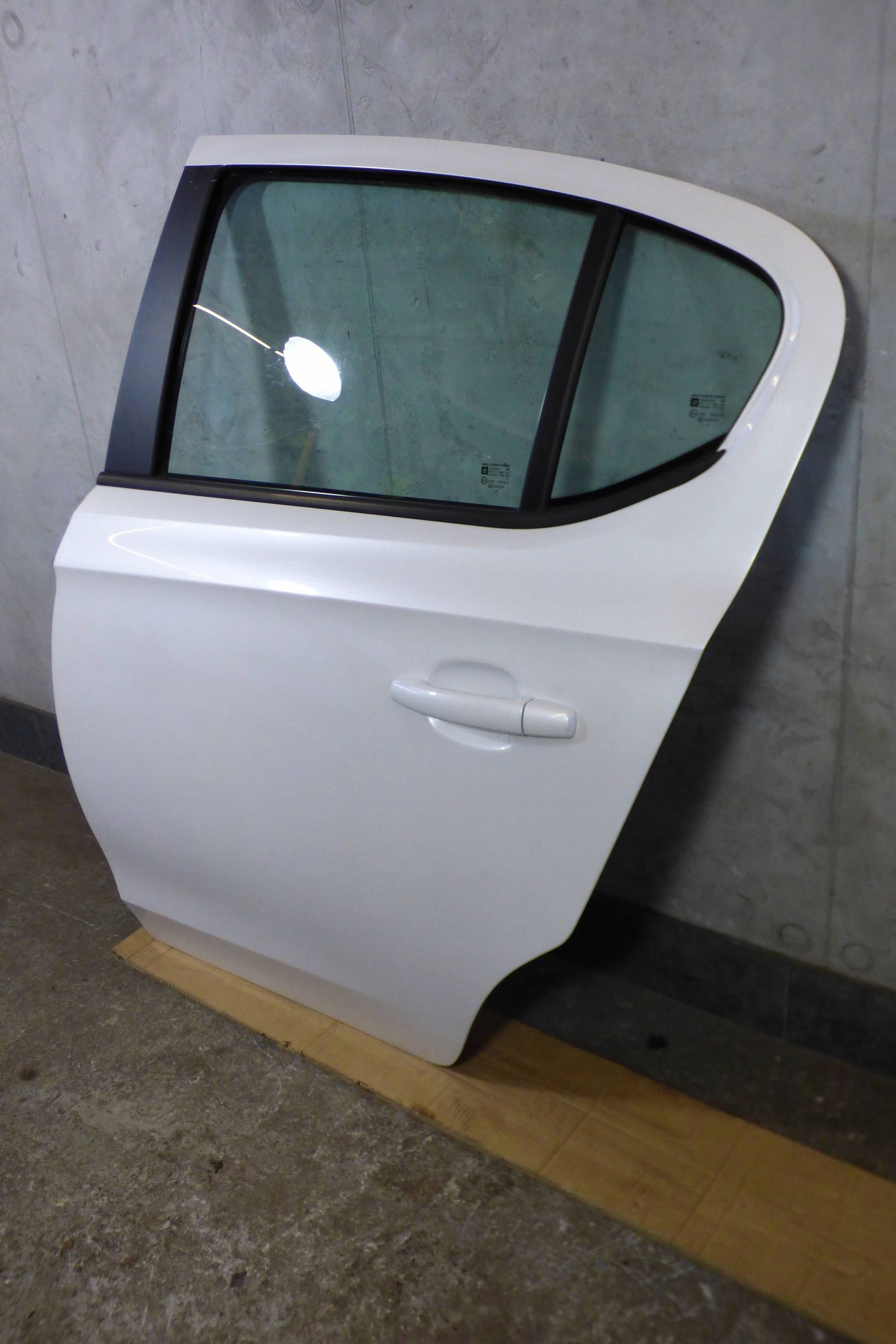 Opel Corsa E 5D door left rear part oryg.lakier 242A