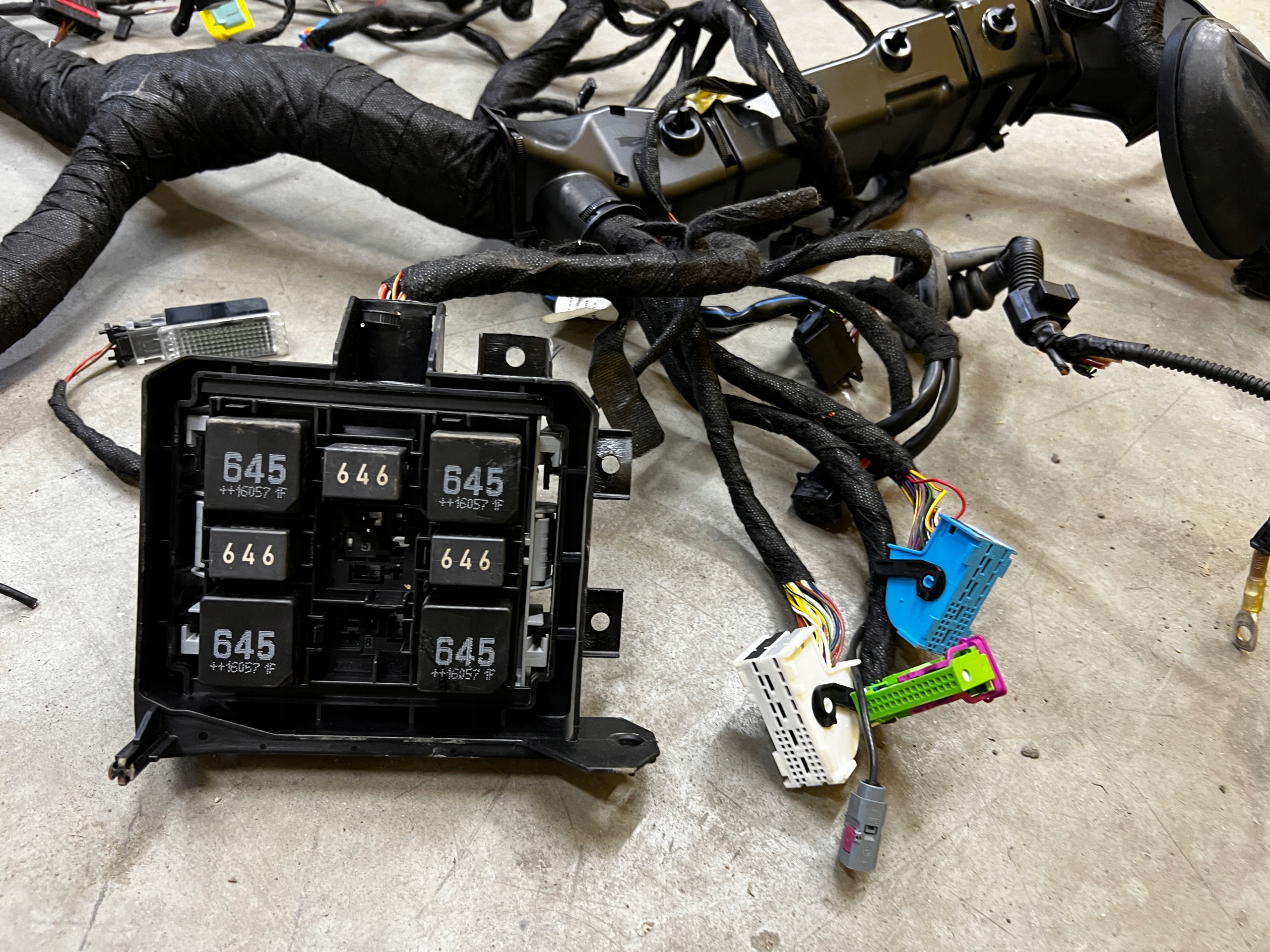 WIĄZKA PRZEWODÓW SKRZYNKA BEZPIECZNIKÓW PORSCHE CAYENNE 7P5 LIFT 4.2D Producent części Porsche OE