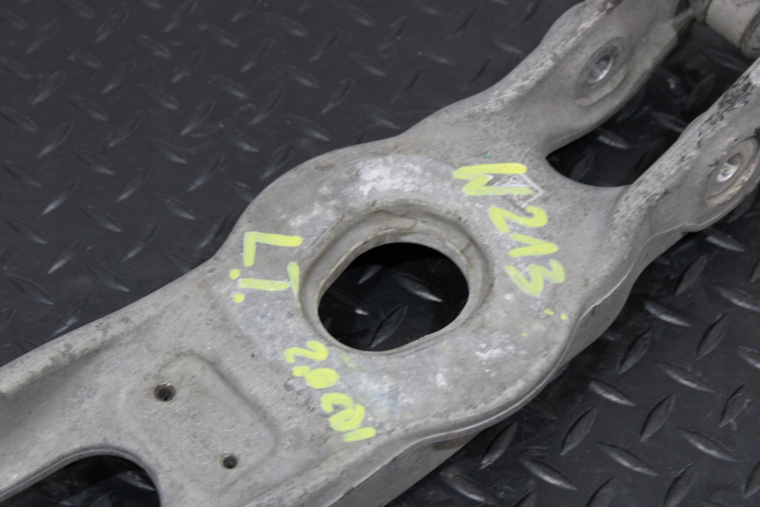 Querlenker links heck MERCEDES E-KLASA W213 AMG A2053300