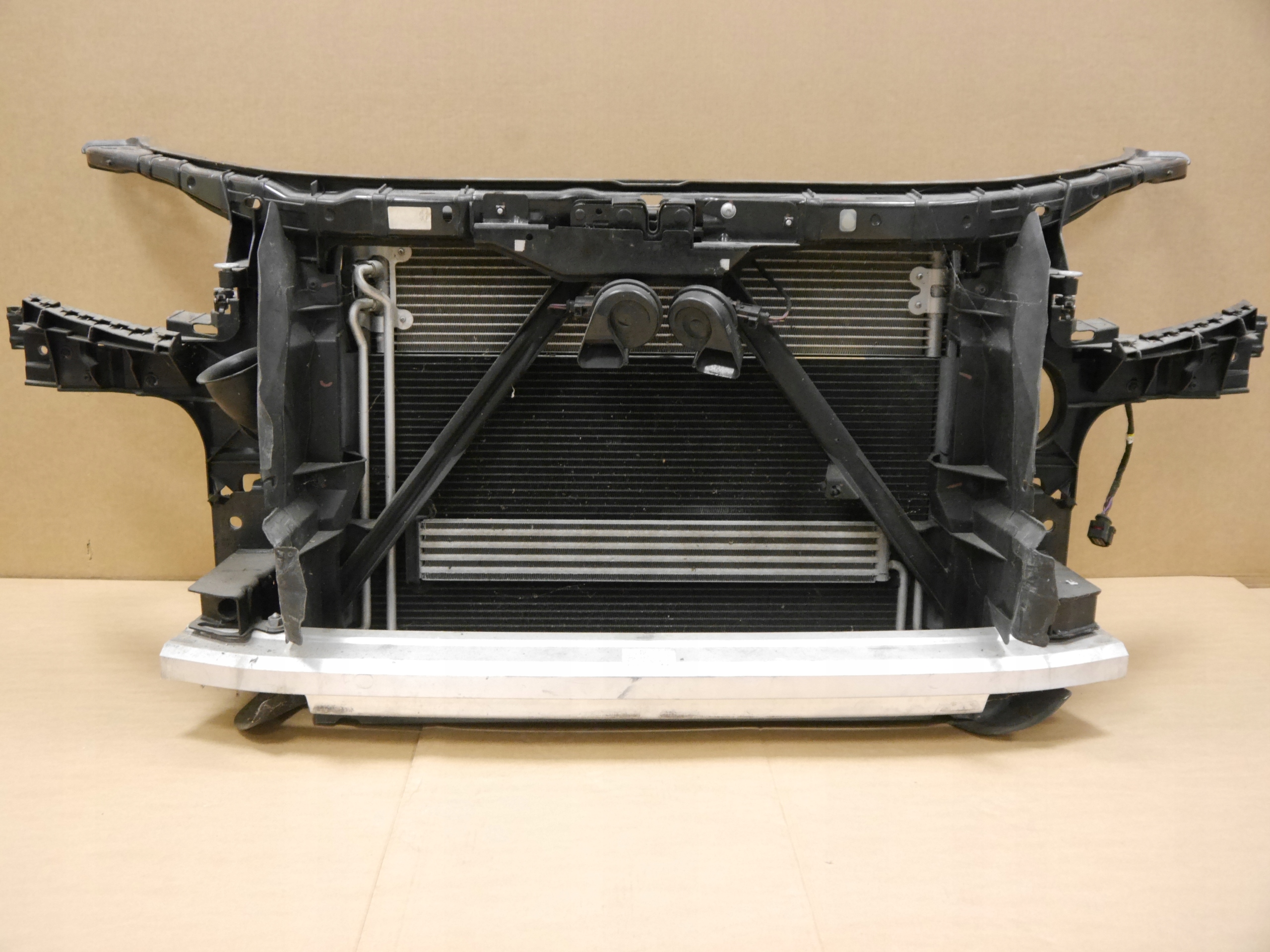 AUDI Q7 4L PAS PRZEDNI CHŁODNICE 3.0 TDI