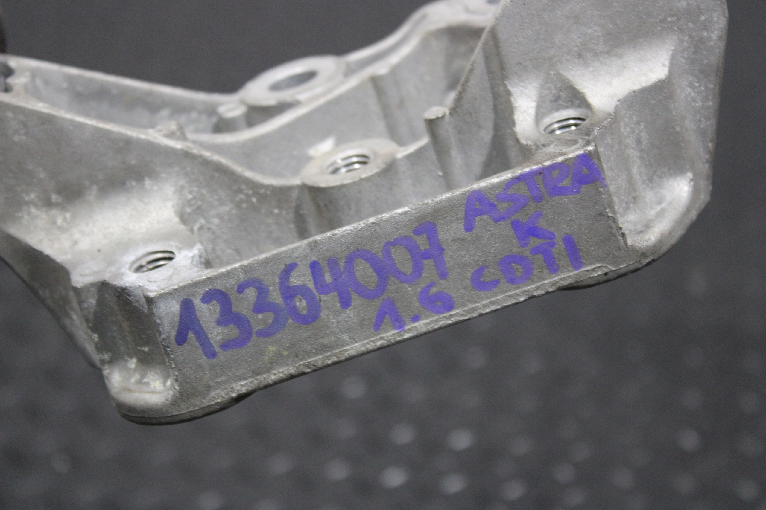 Support Support plaque Moteur OPEL ASTRA K V 5 13364007