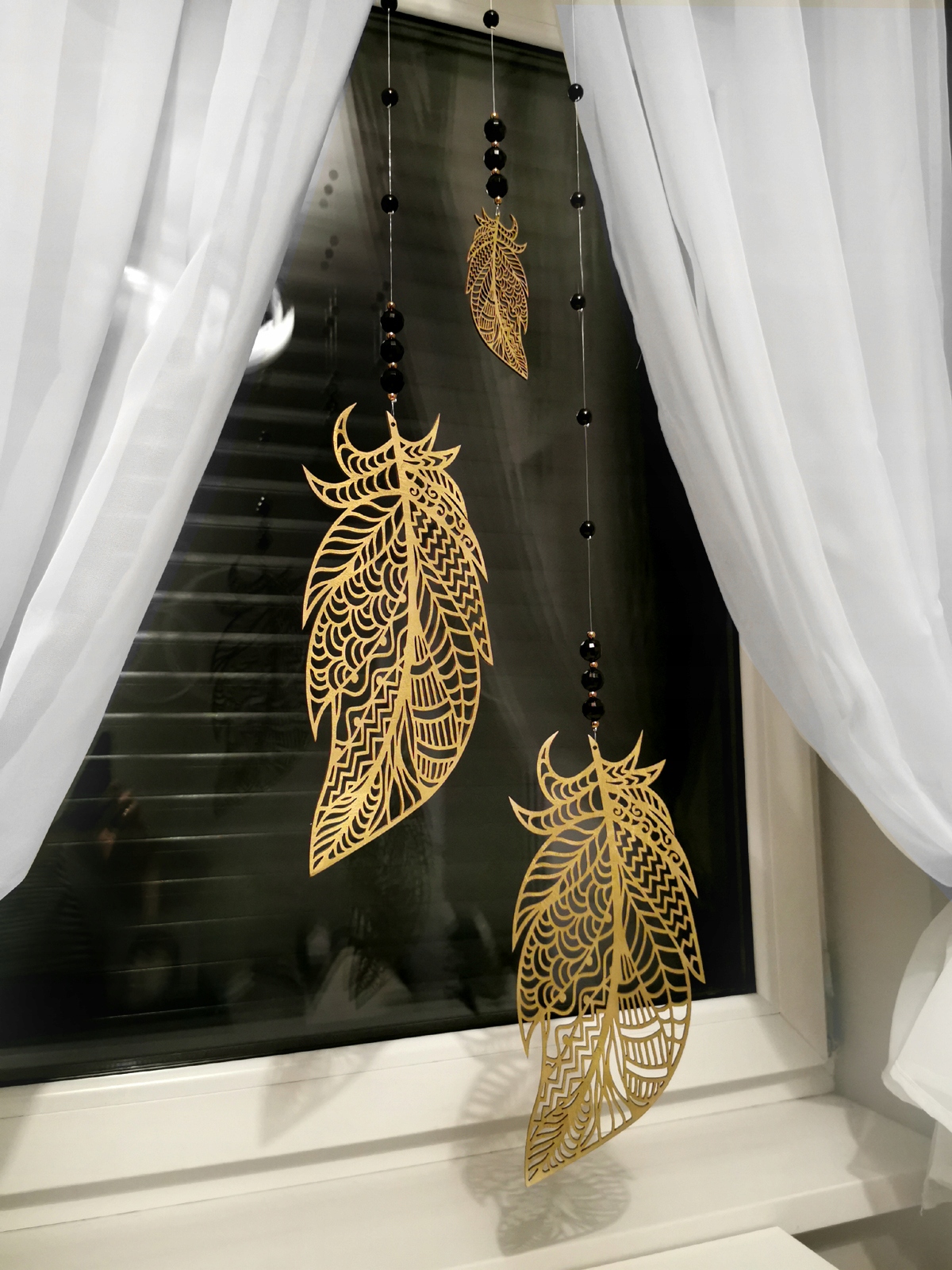 ŁAPACZ OZDOBA na OKNO KORALIKI PIÓRA ZŁOTE 120cm Stan opakowania oryginalne