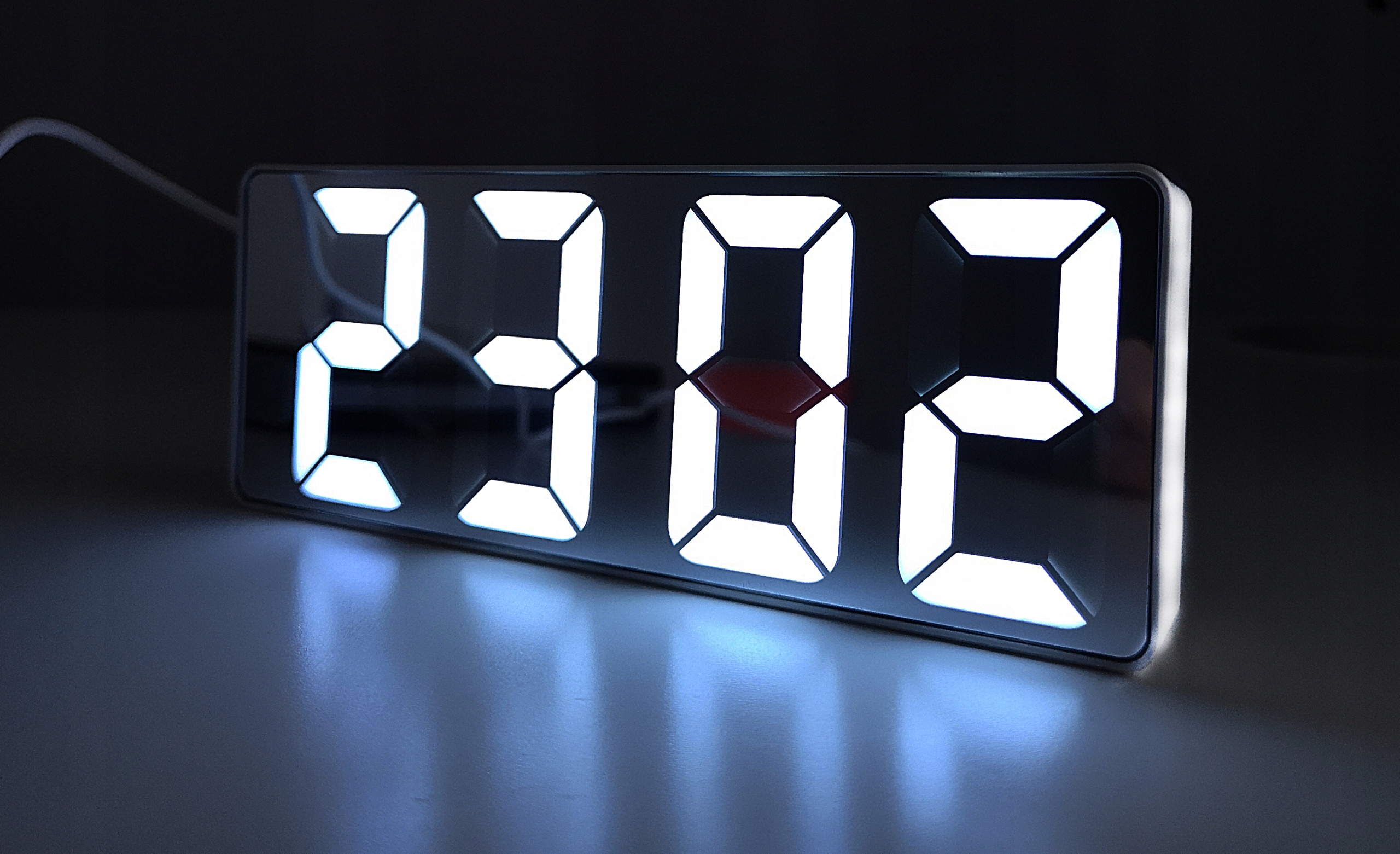 ELEKTRONICZNY ZEGAREK BUDZIK LED TEMPERATURA DATA BIAŁE CYFRY Szerokość całkowita 16 cm