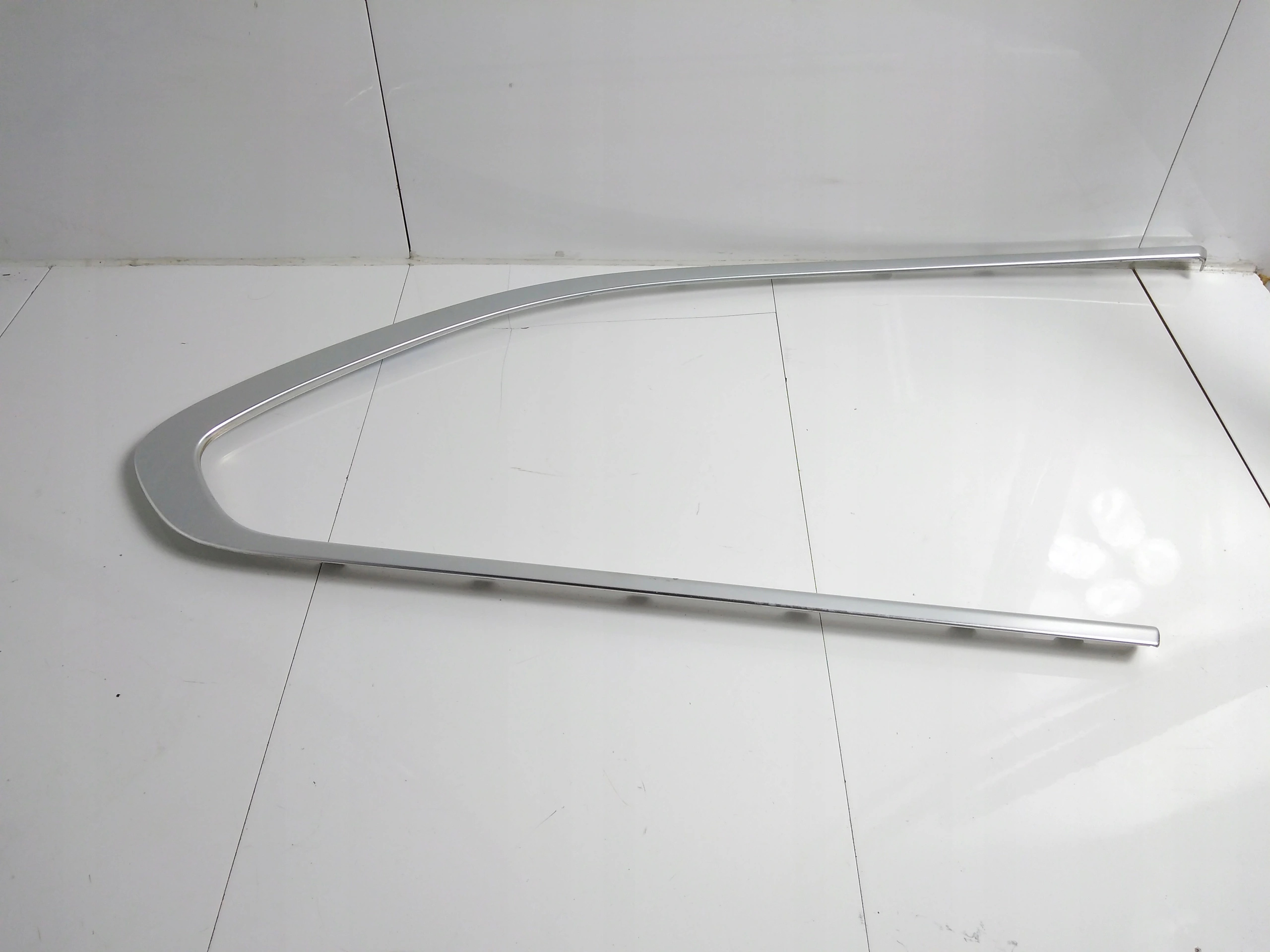 Планка заднего бокового стекла BMW 5 F11 8049206