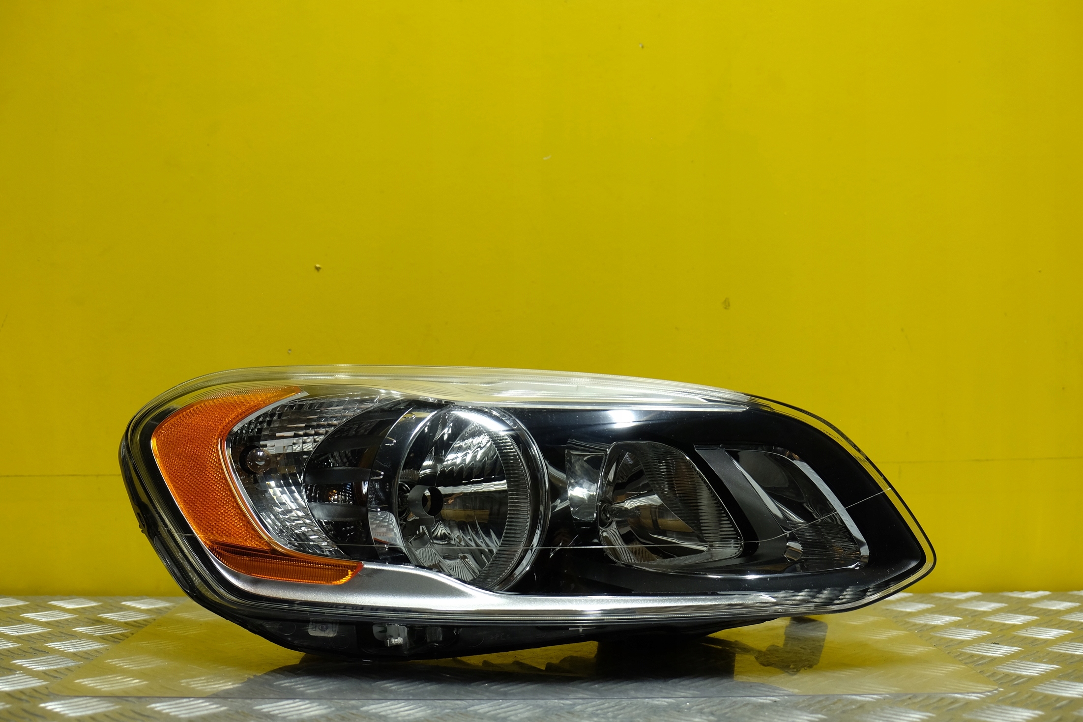 VOLVO XC60 LIFT 2013- REFLEKTOR LAMPA ZWYKŁA R USA