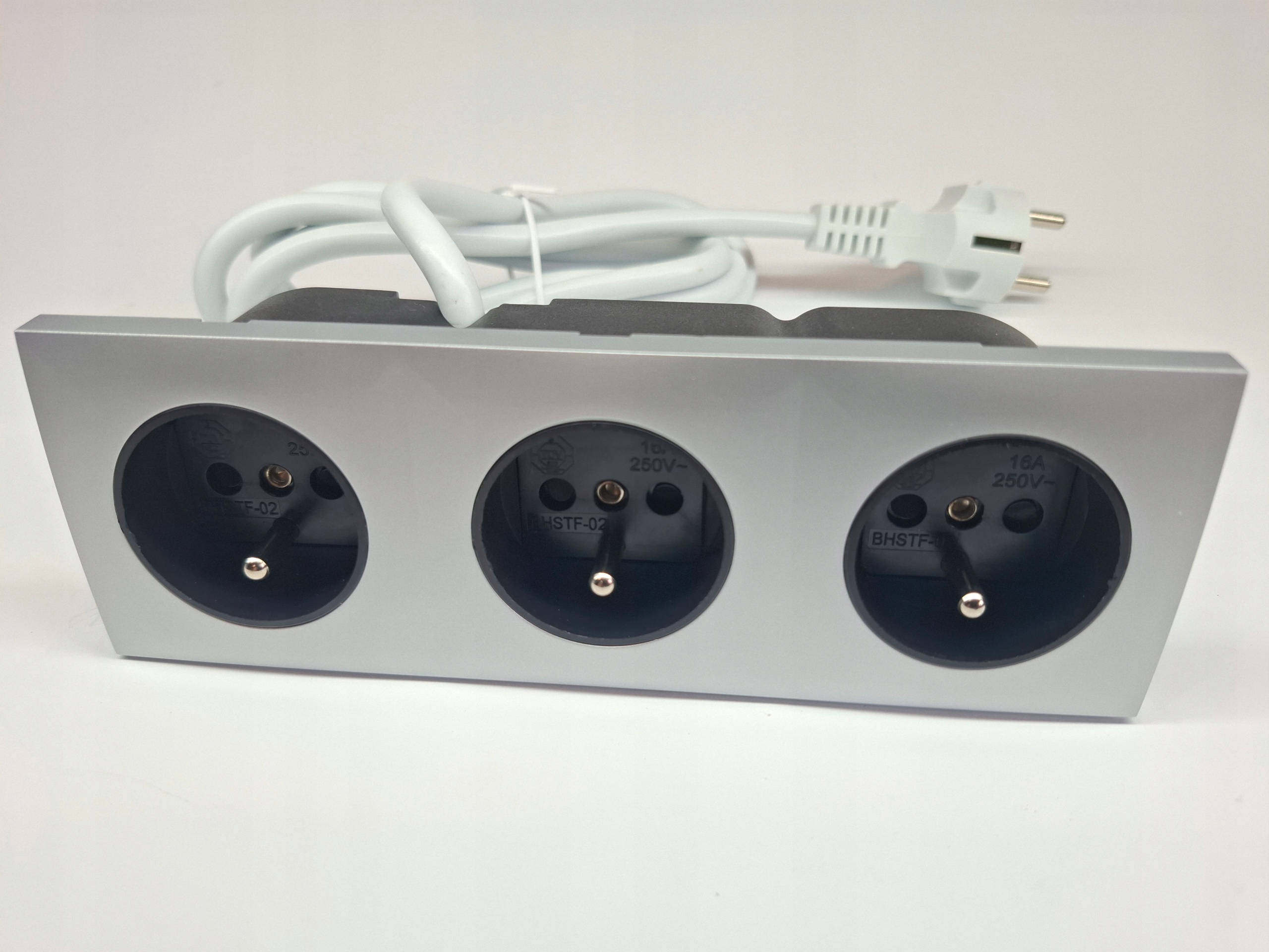 Trojitá zapuštěná zásuvka 3x230V modulový nábytkový port šedý Altori