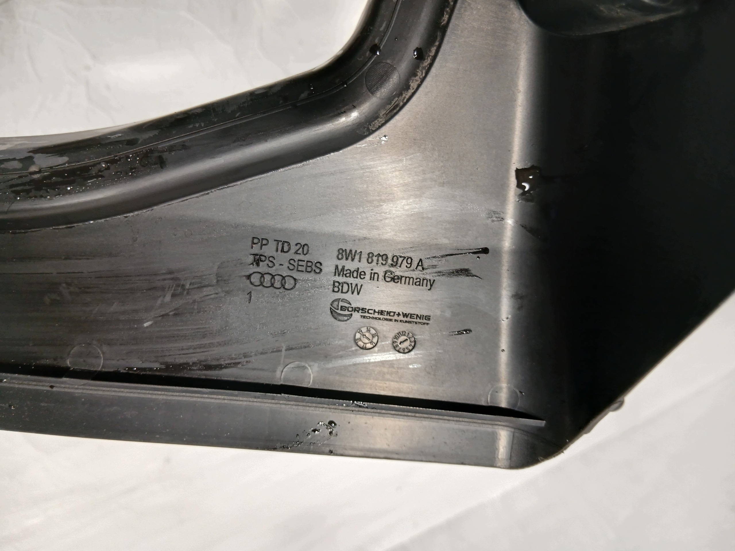 AUDI A4 B9 LIFT RYNNA under the window 8W1819979A