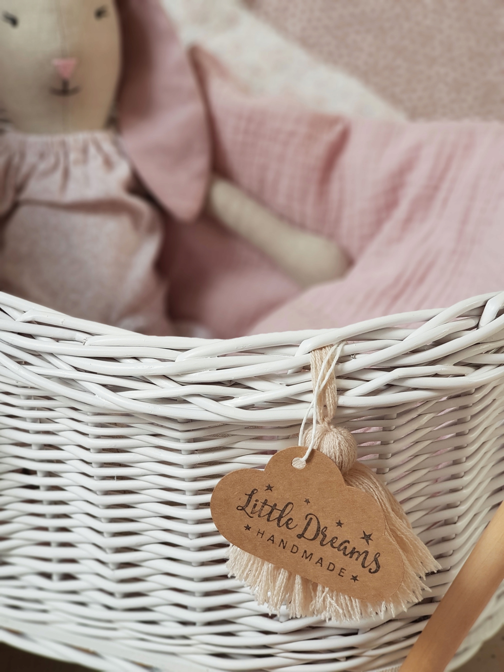 WÓZEK WIKLINOWY DLA LALEK BIAŁY POŚCIEL POMPONY Seria WÓZEK WIKLINOWY