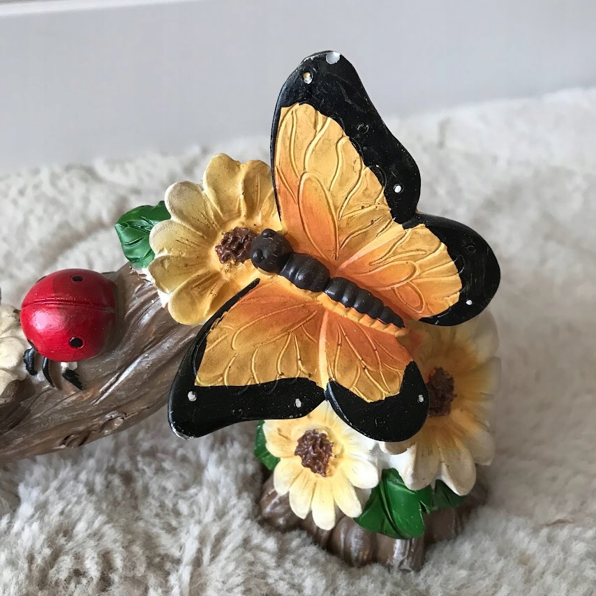 Figurka dekoracyjna na pniu SCENKA PIEŃ WIOSNA Wysokość produktu 12.5 cm