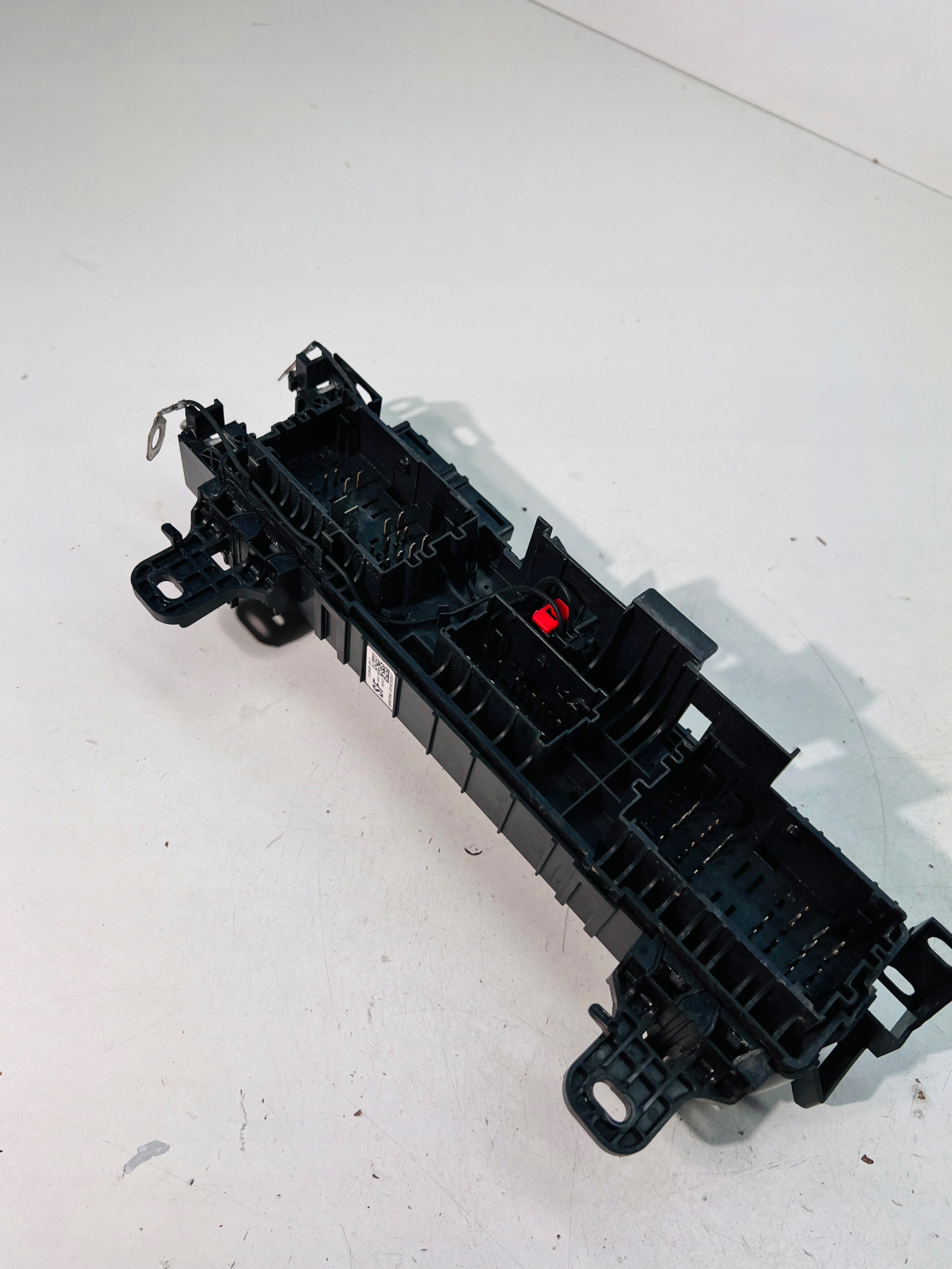 TESLA MODEL S SKRZYNKA BEZPIECZNIKÓW 1034405-00-F Producent części Tesla