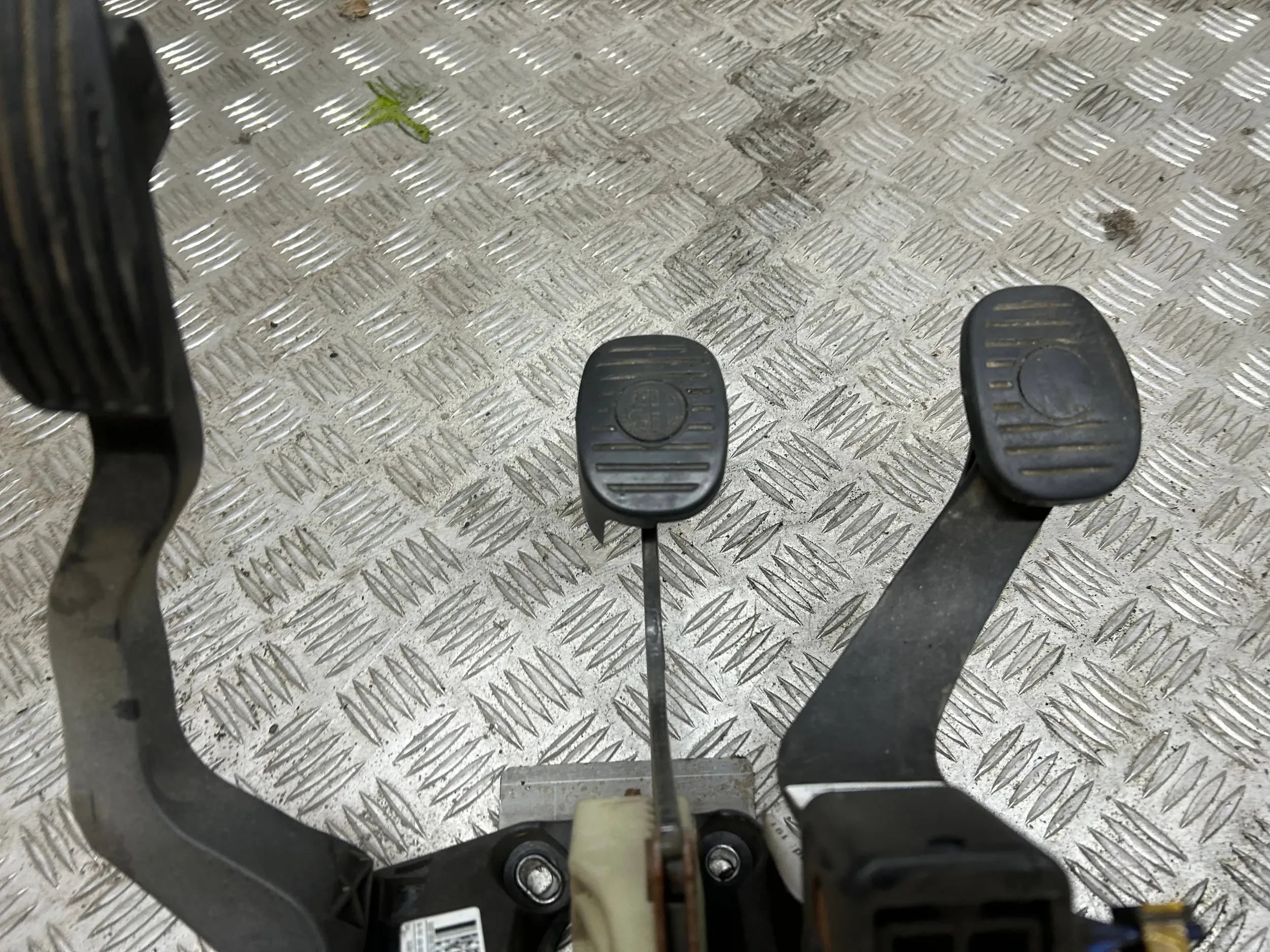 PEDAŁ PEDAŁY GAZU HAMULCA SPRZĘGŁA KOMPLET ALFA ROMEO GIULIETTA Producent części Alfa Romeo OE