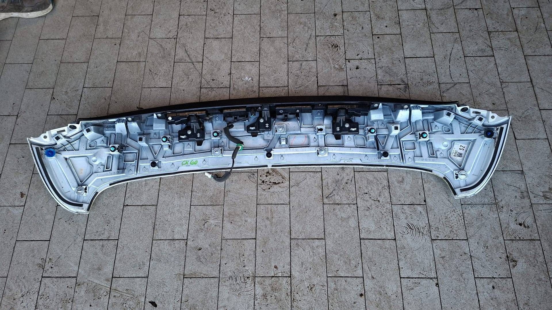 Spoiler couverture lotka du capot coffre Mazda CX-60