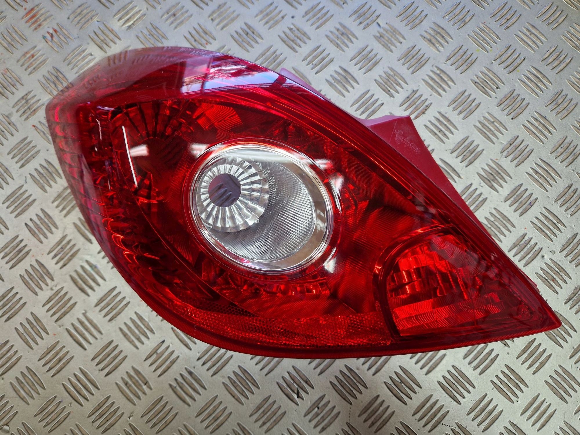LICHT HINTEN RECHTS ODER LINKS OPEL CORSA D 3 TÜRIG