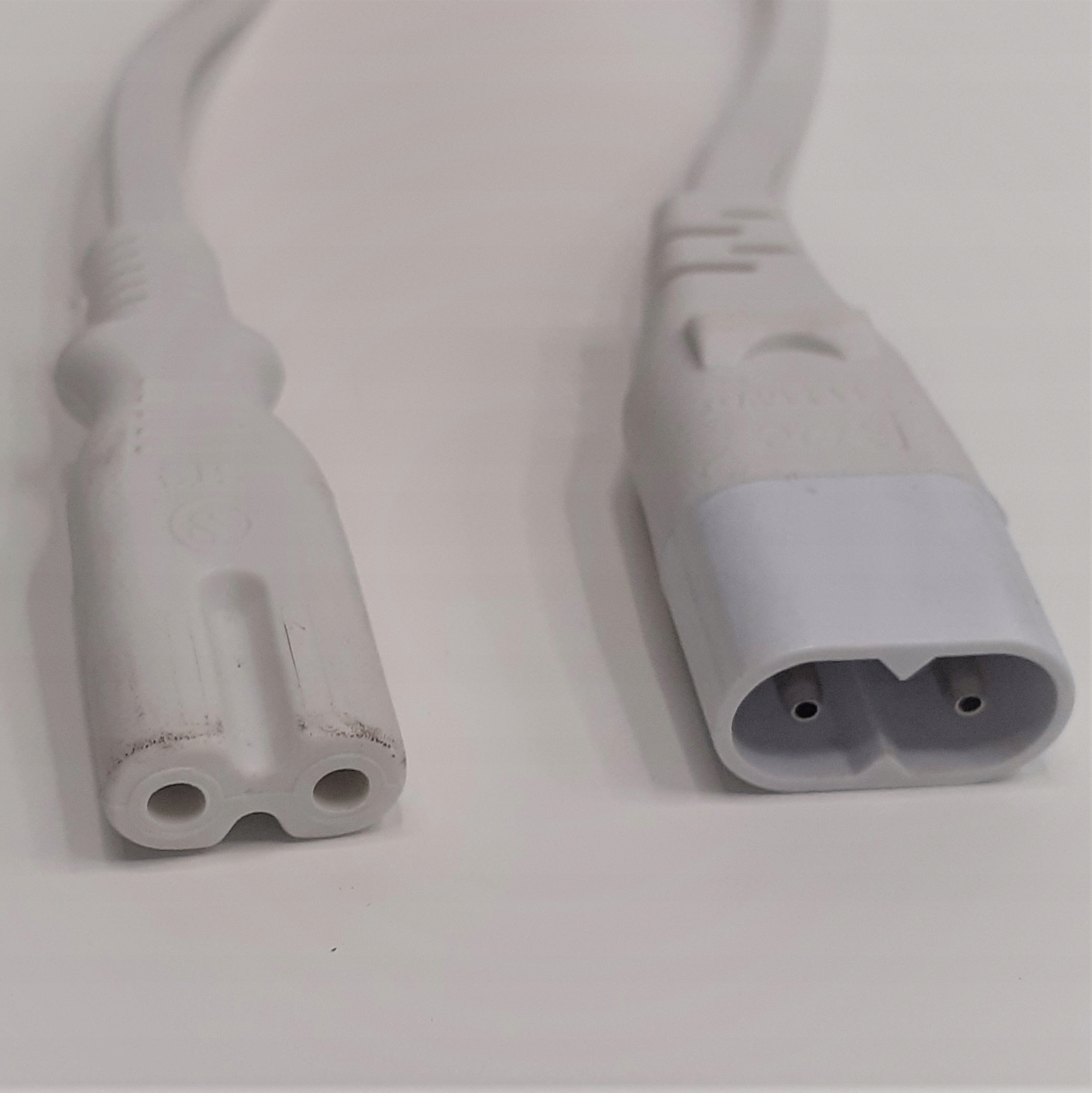 

Przedłużacz kabla zasilającego CP132 C8 2m biały%