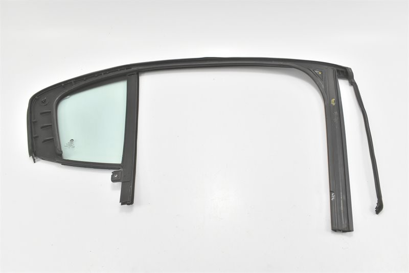 SZYBA DRZWI USZCZELKA LEWY TYŁ MAŁA 52209824 FIAT TIPO II HB SEDAN 2016 Producent części Fiat OE