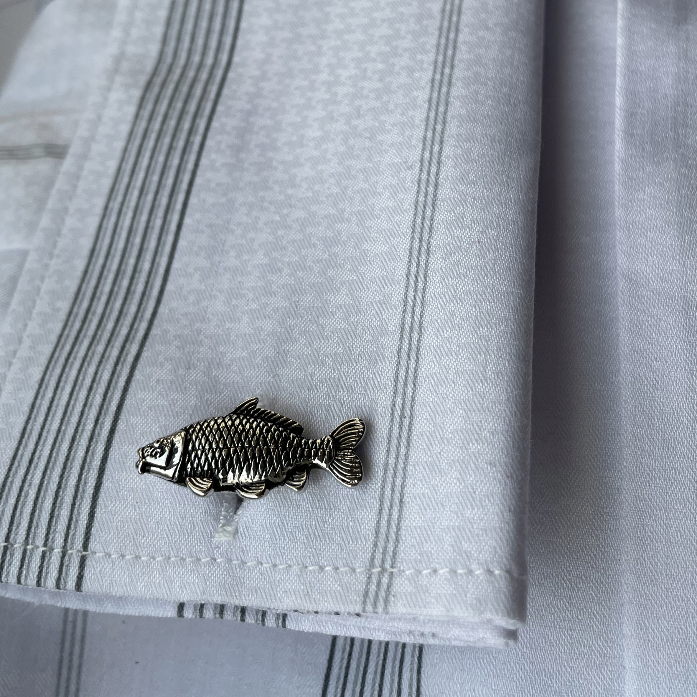 Módní manžetové knoflíčky Exc Ryba Kapr Stříbrné kapry pro rybáře V Pouzdru