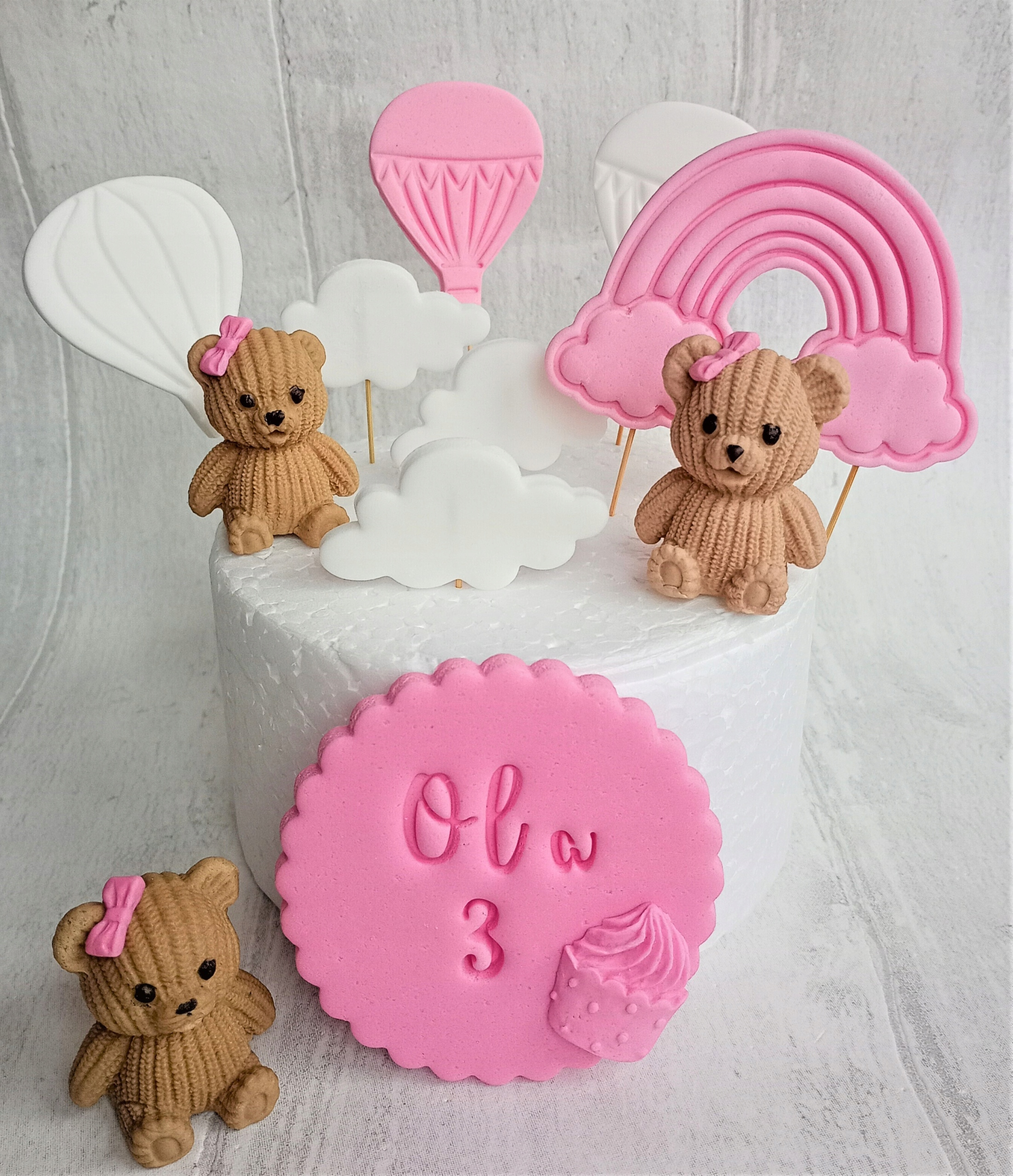 Miś 3 misie etykieta tęcza chmurki dekoracje z masy cukrowej Roczek Chrzest