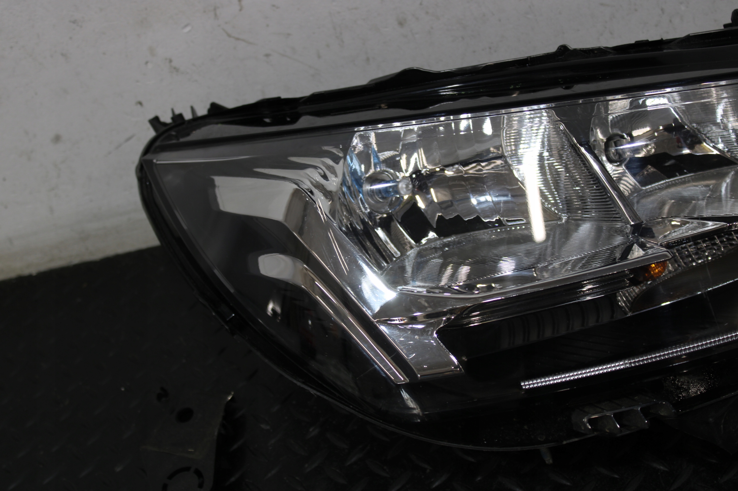 light right front PEUGEOT 208 II 2 98231153980