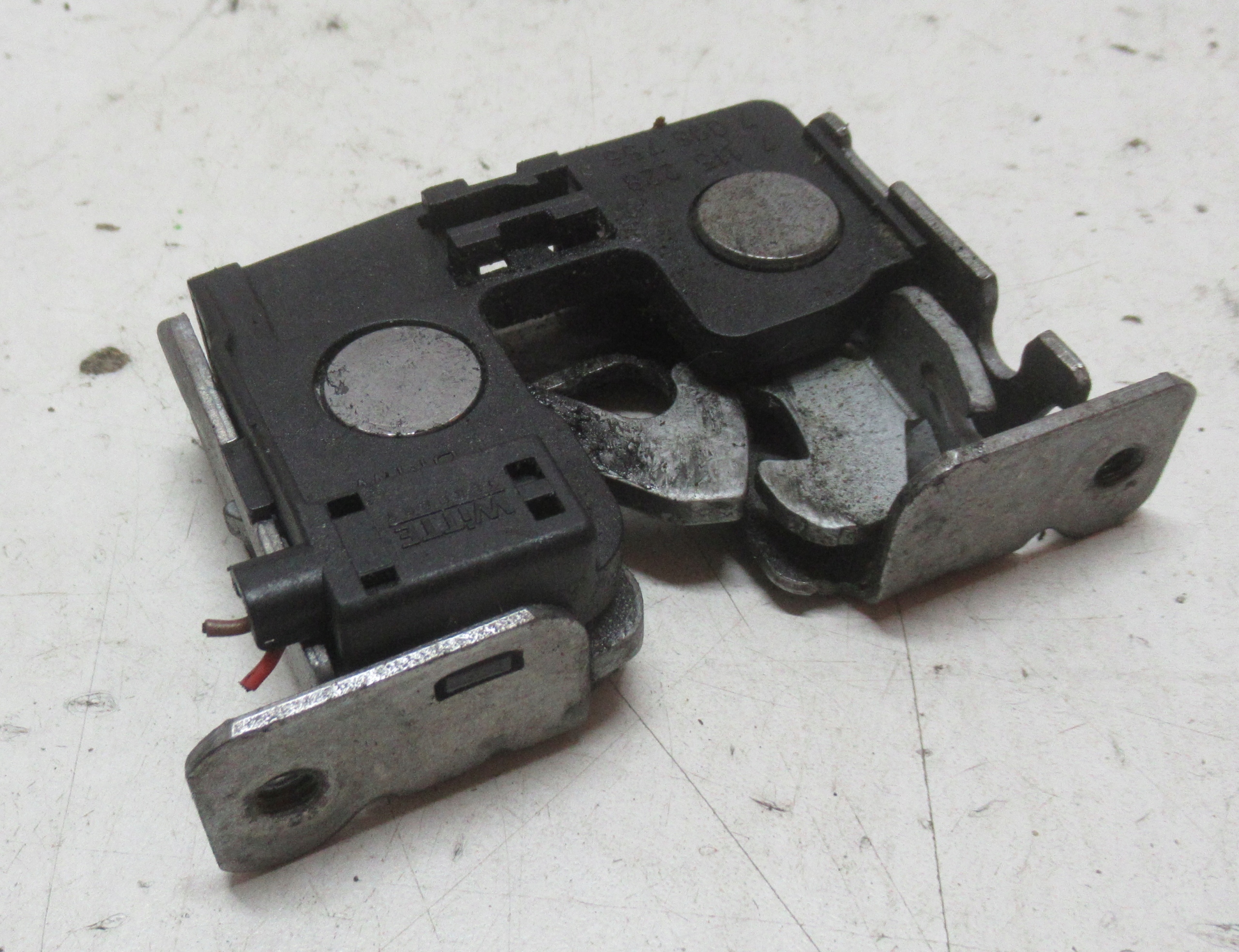 BMW E60 3.0 LCI 08R bonnet latch lock 7115228