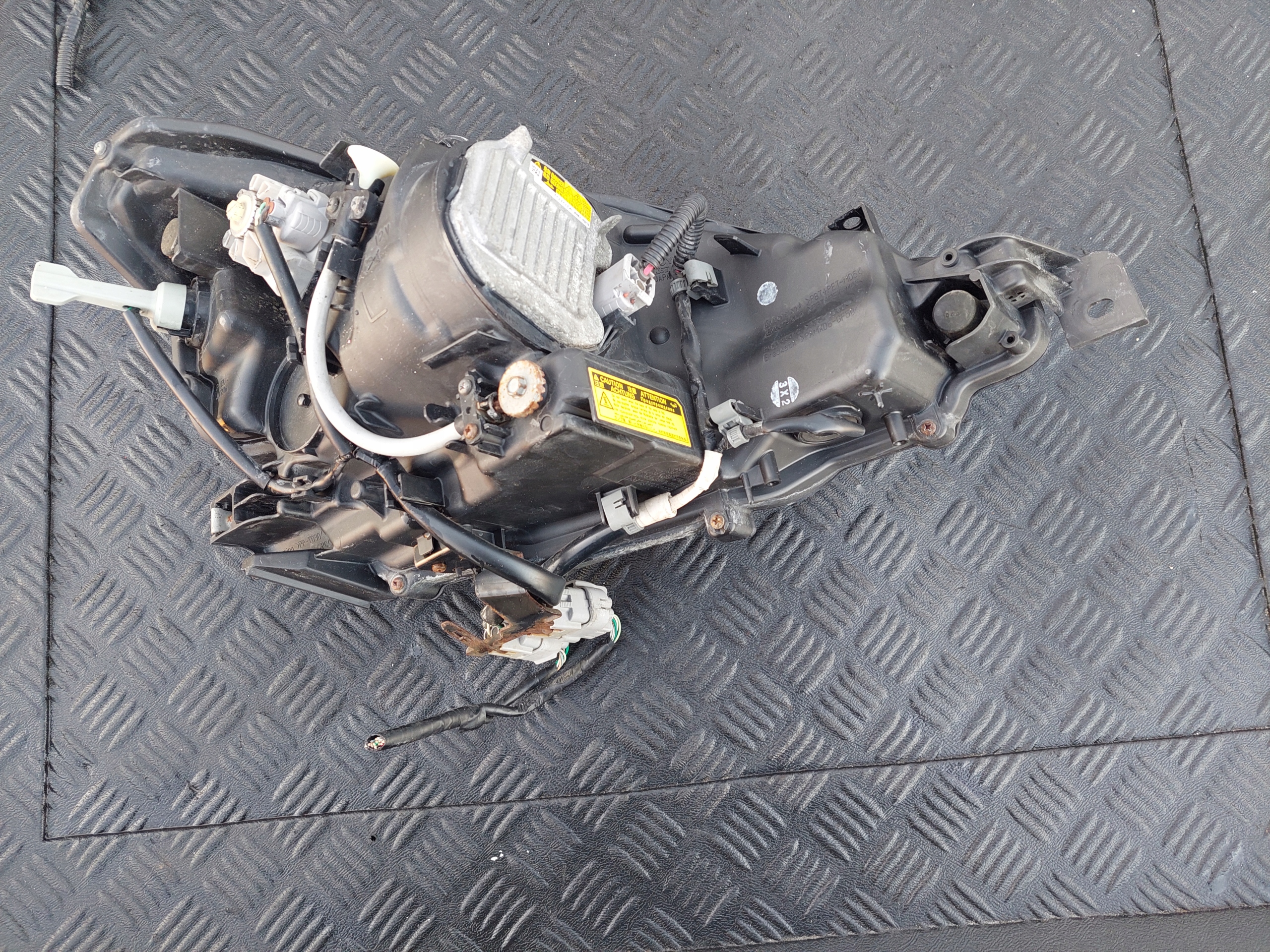 light front left front left XENON complete UK LEXUS IS III 300 H