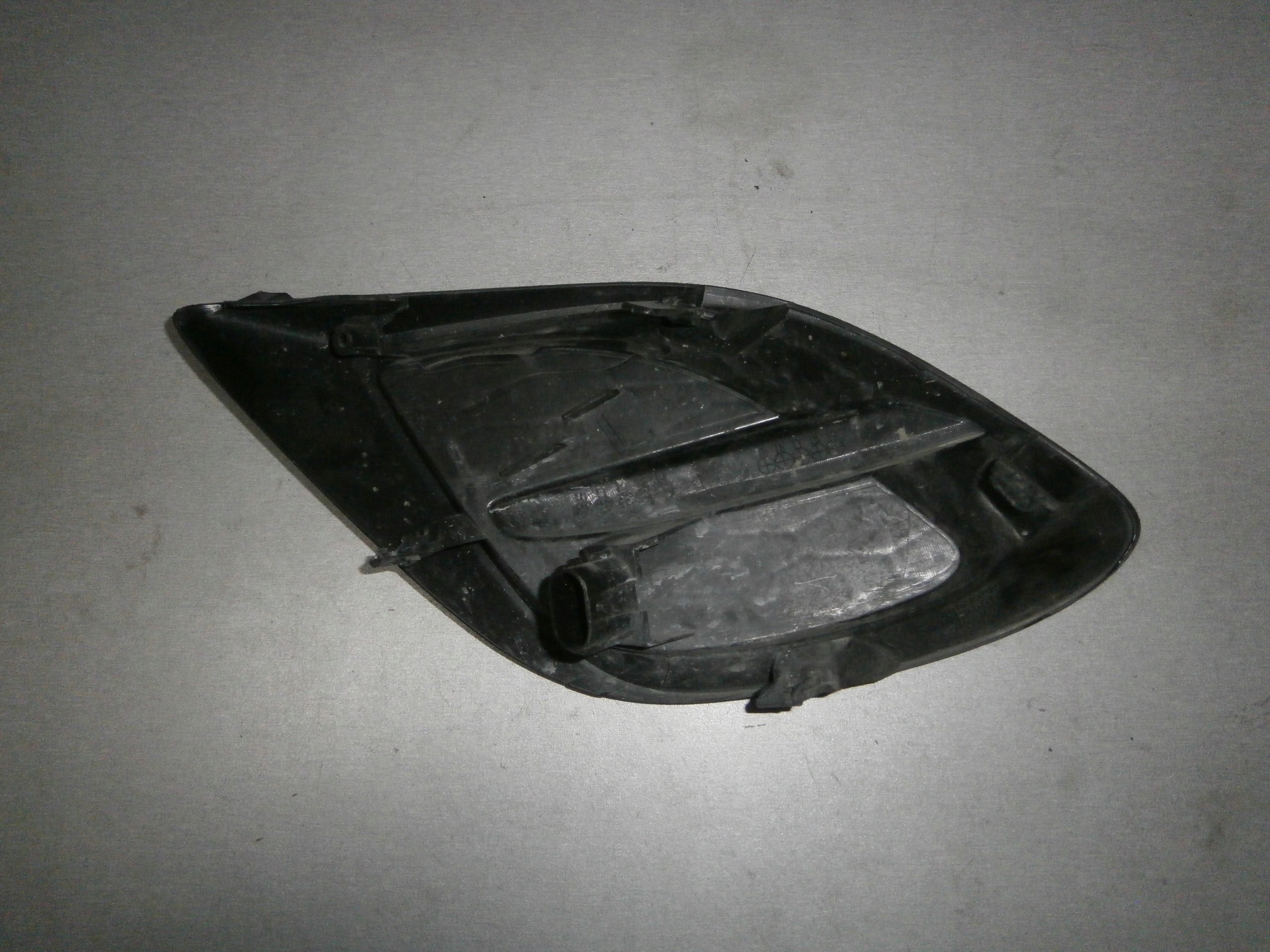 mazda oe DR62-50C21 решетка , бампер