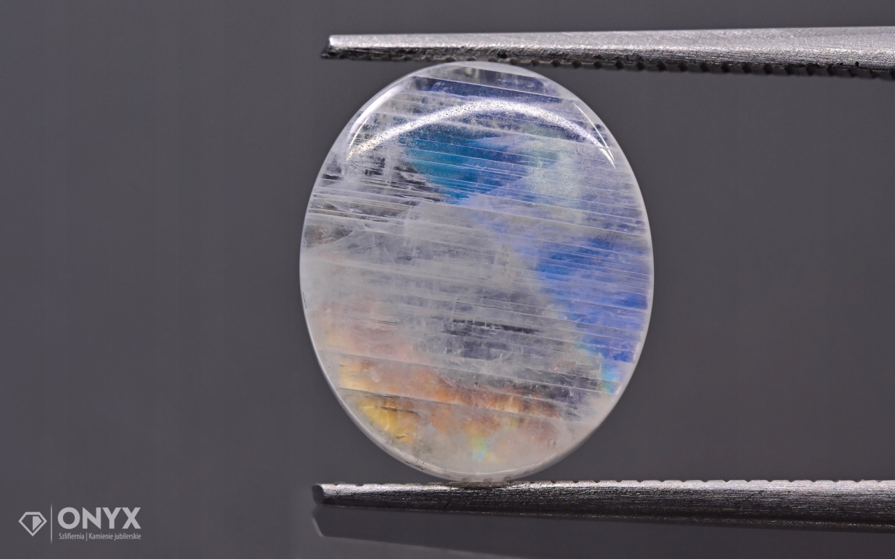 Měsíční kámen mělký ovál 11,5x10 mm