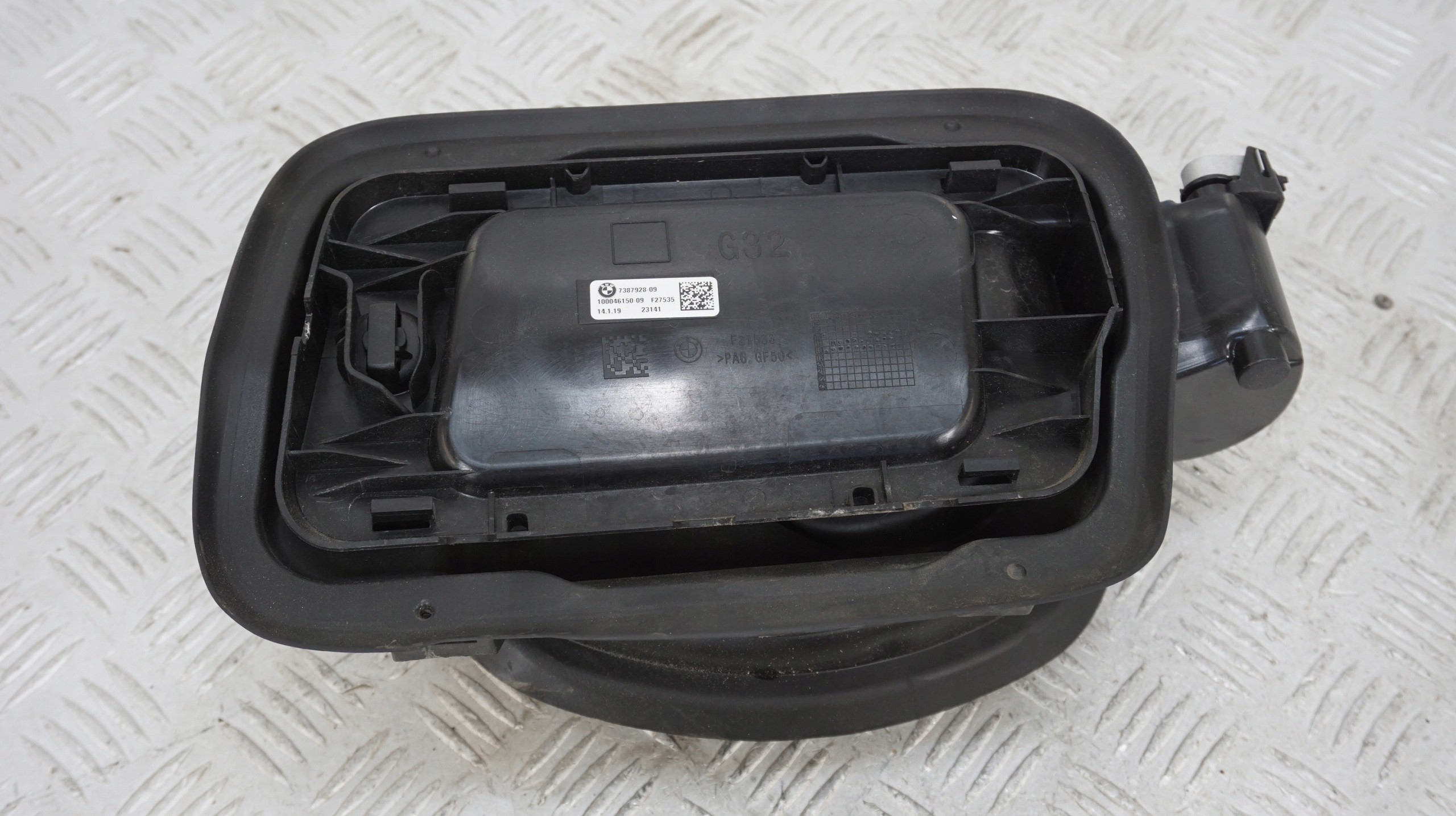 BMW G32 крышка топливного бака 7387928