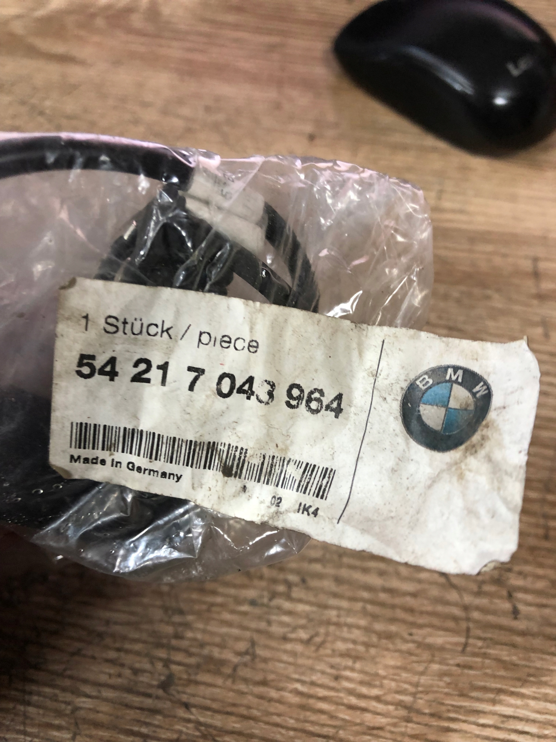 BMW Z4 ROADSTER E85 PRAWY WSPORNIK HARDTOP 7043964 Part manufacturer BMW OE