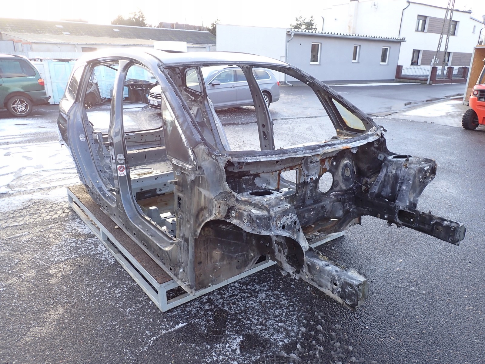 DUPA DACH KAROSERIA ĆWIARTKA EUROPA BMW 2 F46 16R Typ samochodu Samochody osobowe