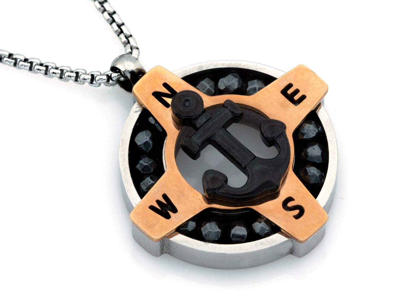 Ocelový náhrdelník s přívěskem růže větrné s markýzami r50