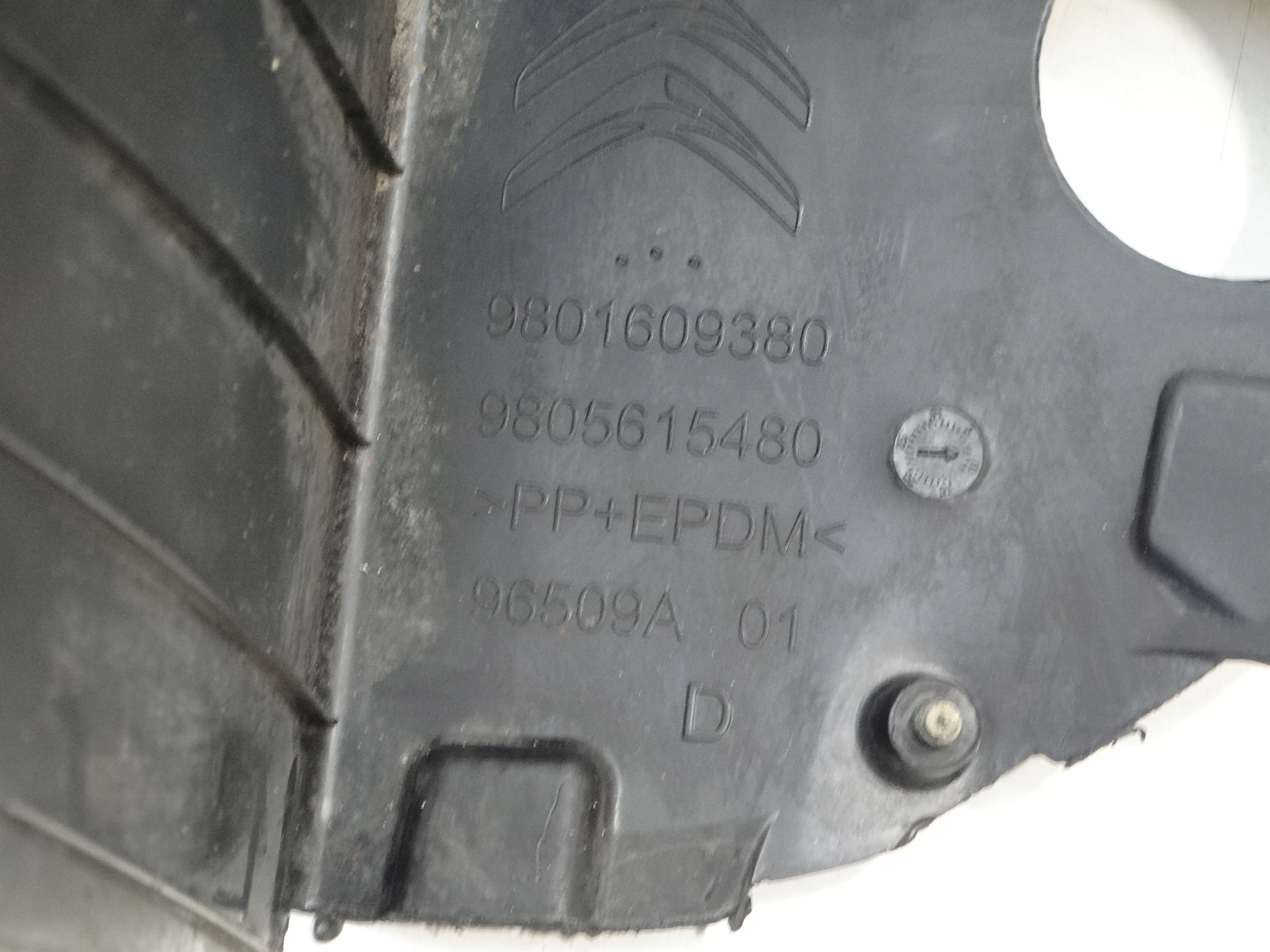 mudguard front right front CITROEN C4 CACTUS 2016R. 9801609380