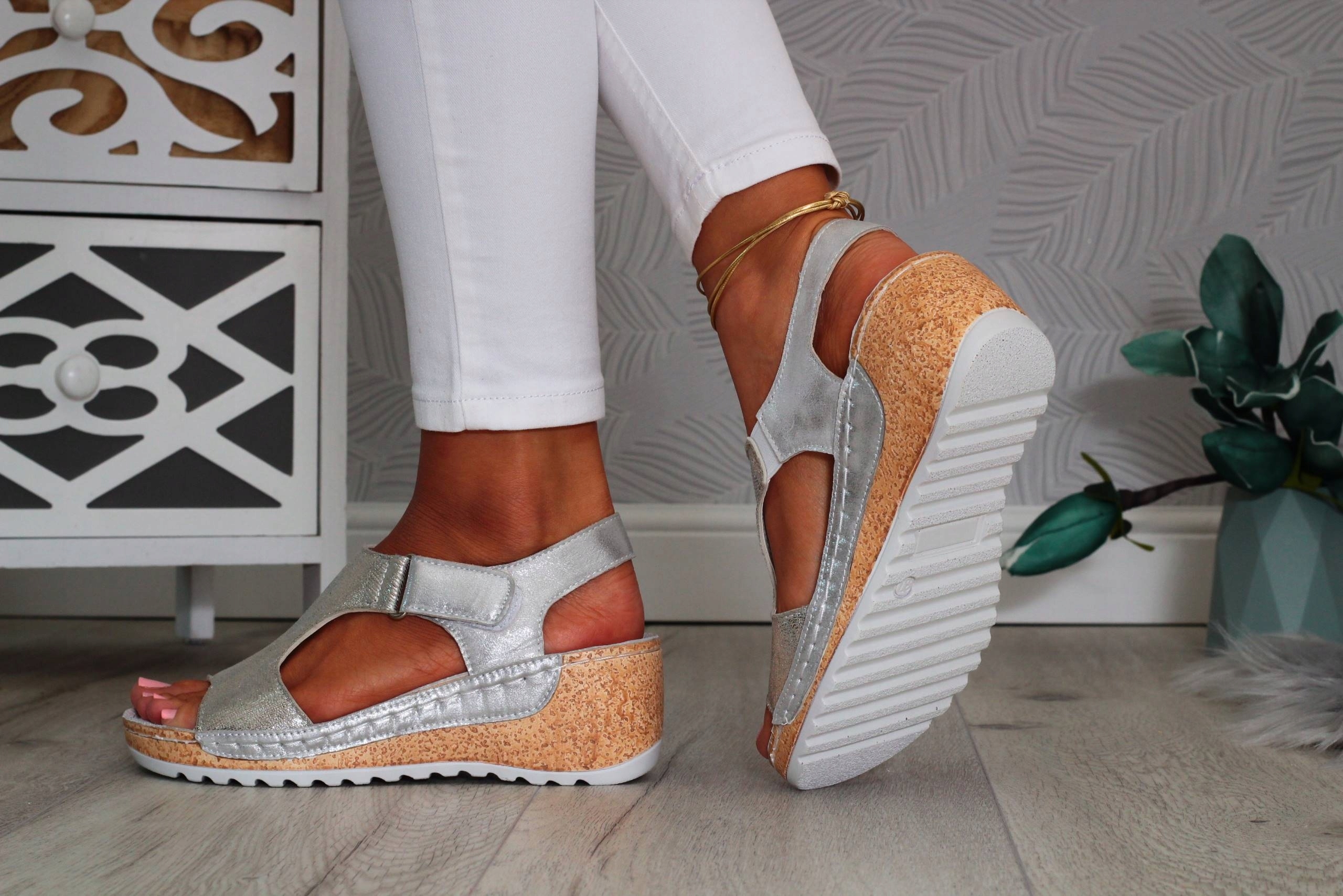 KLAPKI DAMSKIE LEKKIE NA KOTURNIE SZYTE SKÓRA Model KLAPKI DAMSKIE  NA KOTURNIE