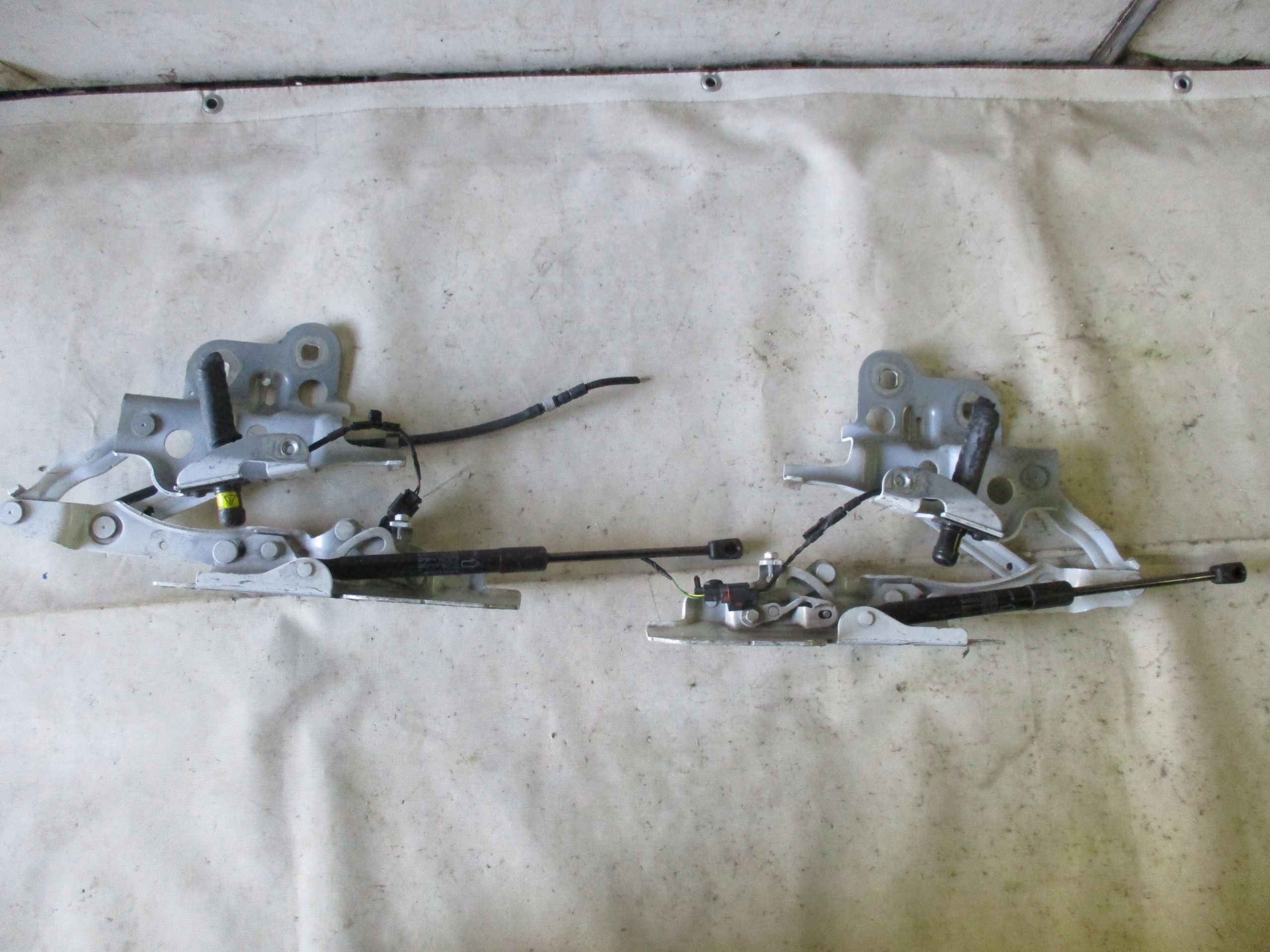 hinge bonnets Jaguar E- Pace X540 left right J9C3-16800 J9C3-16801