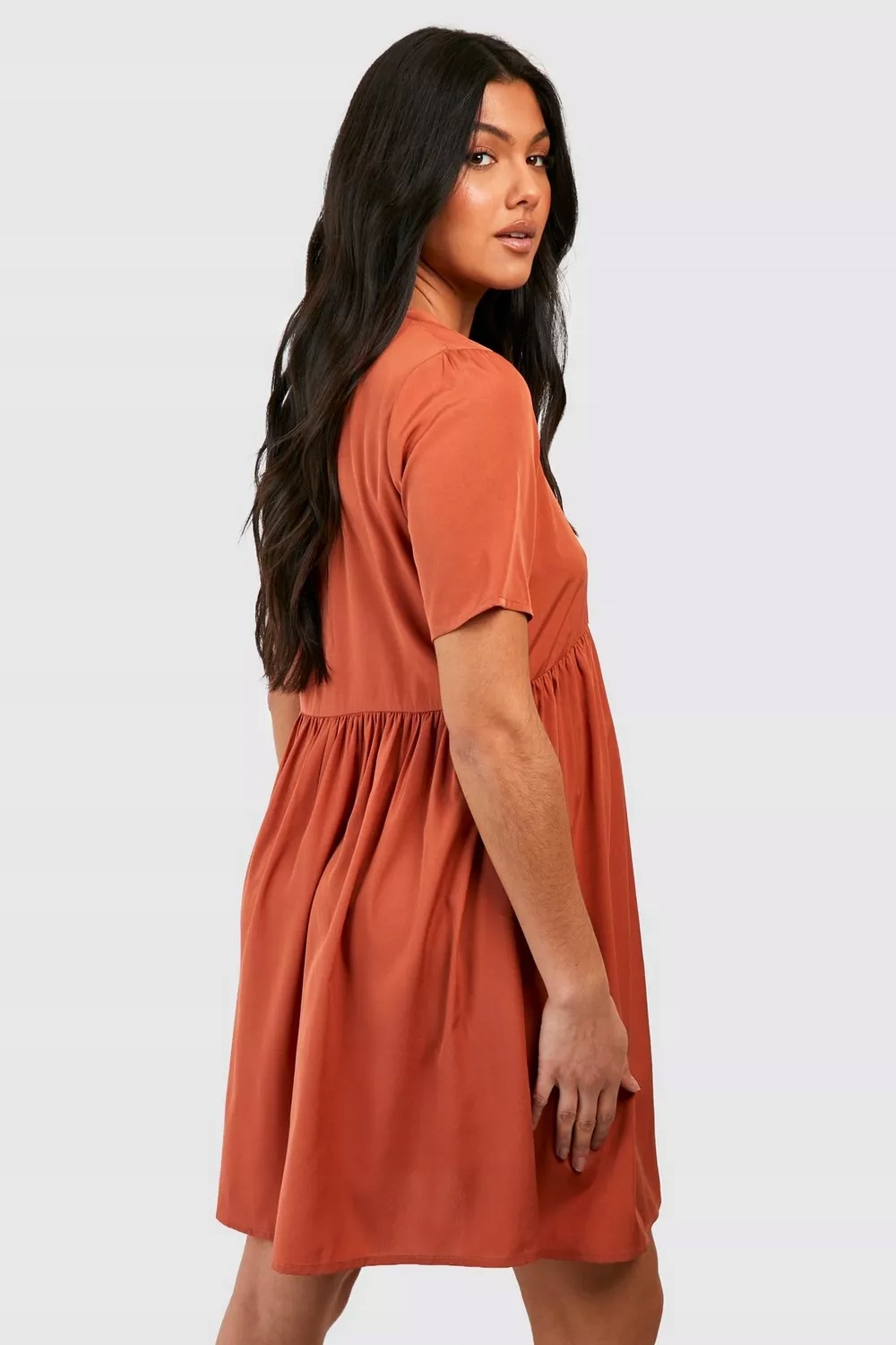 BOOHOO SATYNOWA SUKIENKA CIĄŻOWA ROZKLOSZOWANA DO KOLAN BRĄZOWA S 36 Marka Boohoo